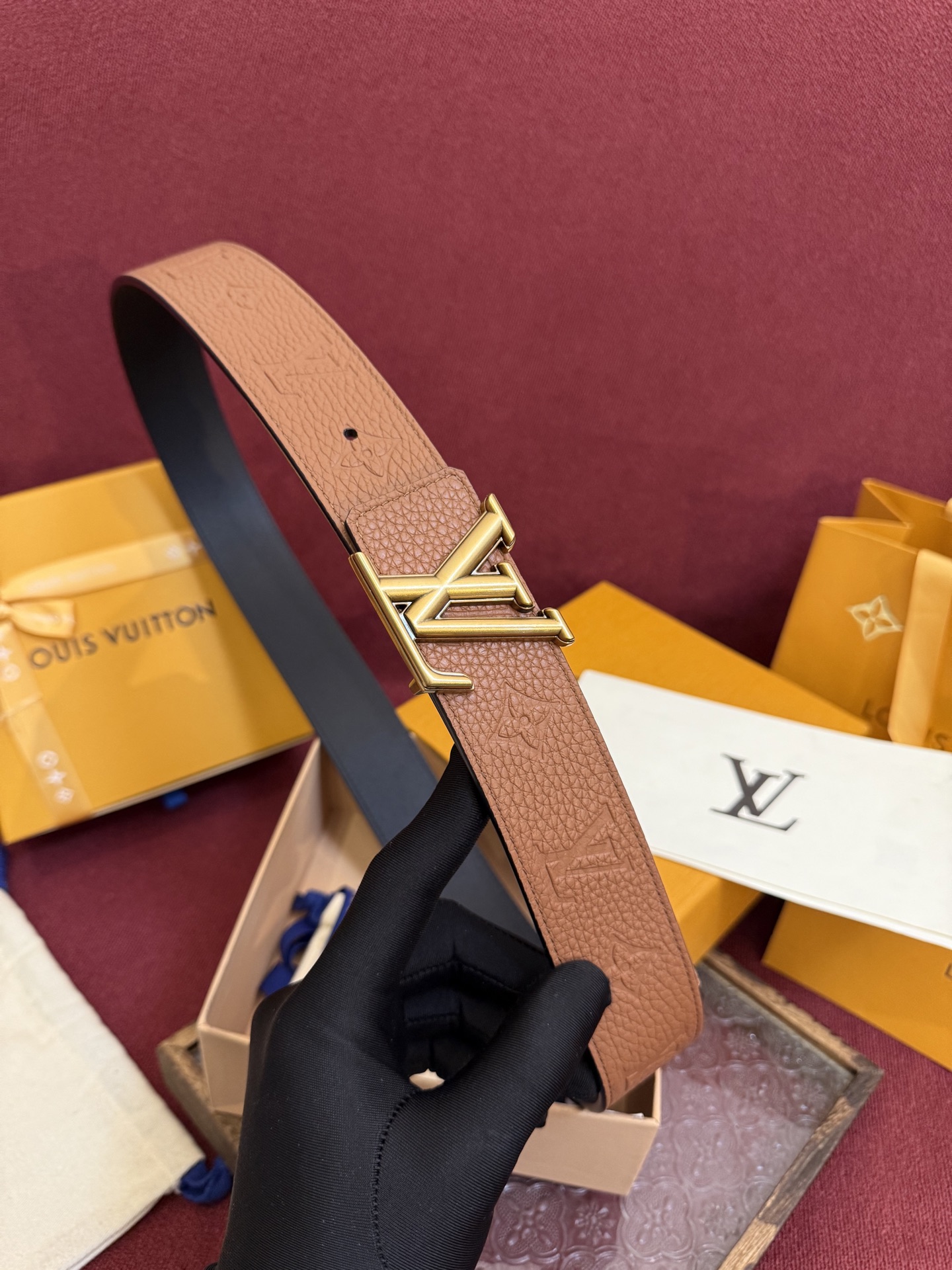LV Initiales Taurillon Monogram 40mm 可翻转腰带散发出自信与内敛的气
