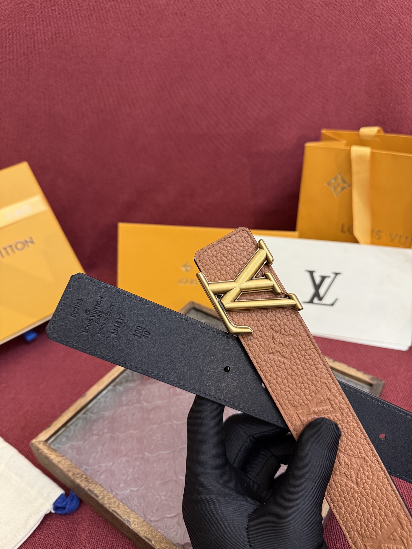 LV Initiales Taurillon Monogram 40mm 可翻转腰带散发出自信与内敛的气