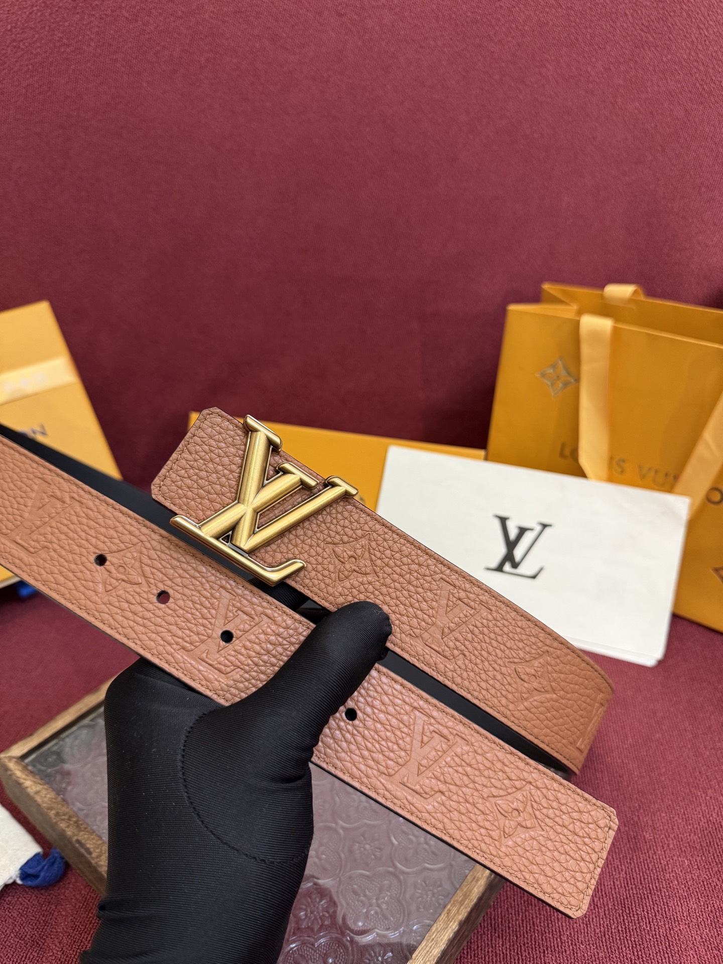 LV Initiales Taurillon Monogram 40mm 可翻转腰带散发出自信与内敛的气