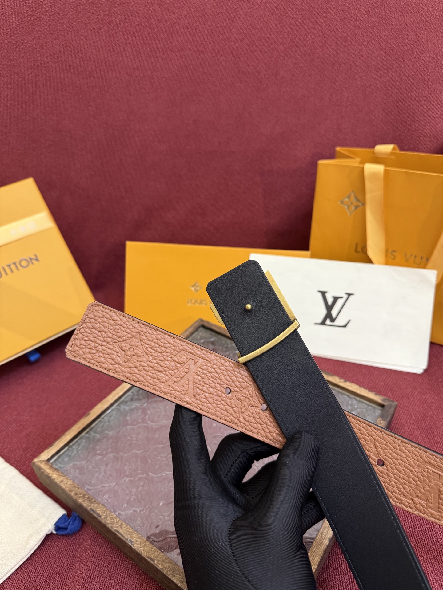 LV Initiales Taurillon Monogram 40mm 可翻转腰带散发出自信与内敛的气