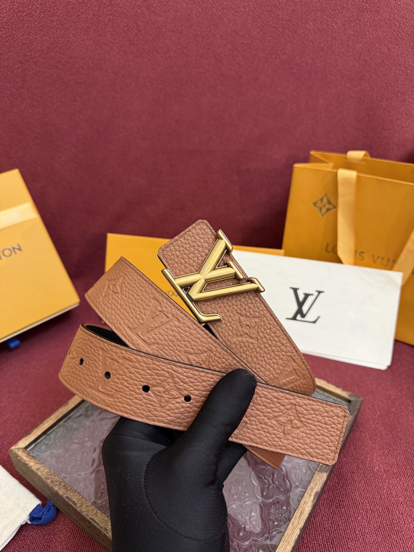 LV Initiales Taurillon Monogram 40mm 可翻转腰带散发出自信与内敛的气