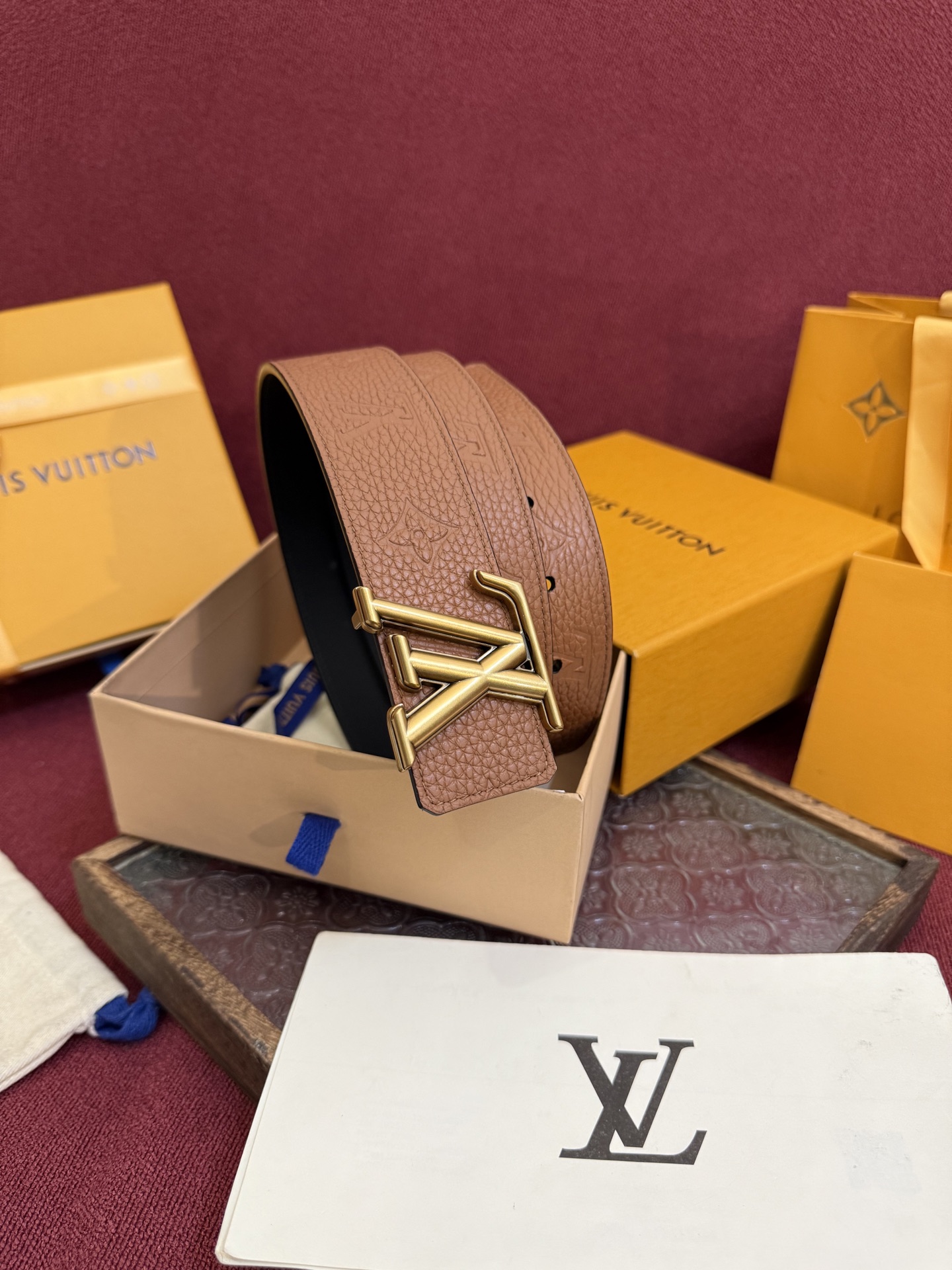 LV Initiales Taurillon Monogram 40mm 可翻转腰带散发出自信与内敛的气