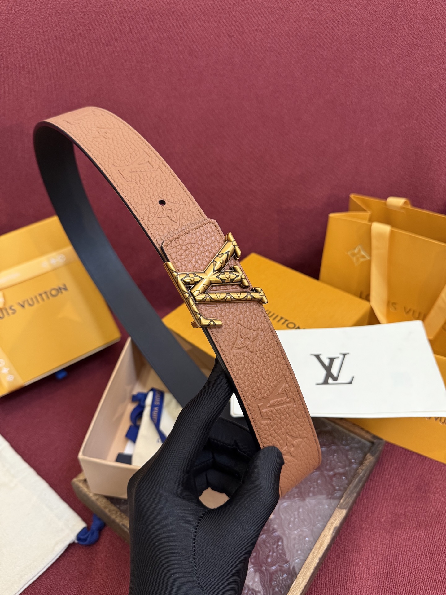 LV Initiales Taurillon Monogram 40mm 可翻转腰带散发出自信与内敛的气