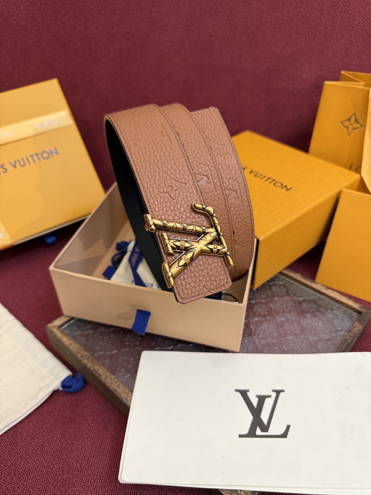 LV Initiales Taurillon Monogram 40mm 可翻转腰带散发出自信与内敛的气