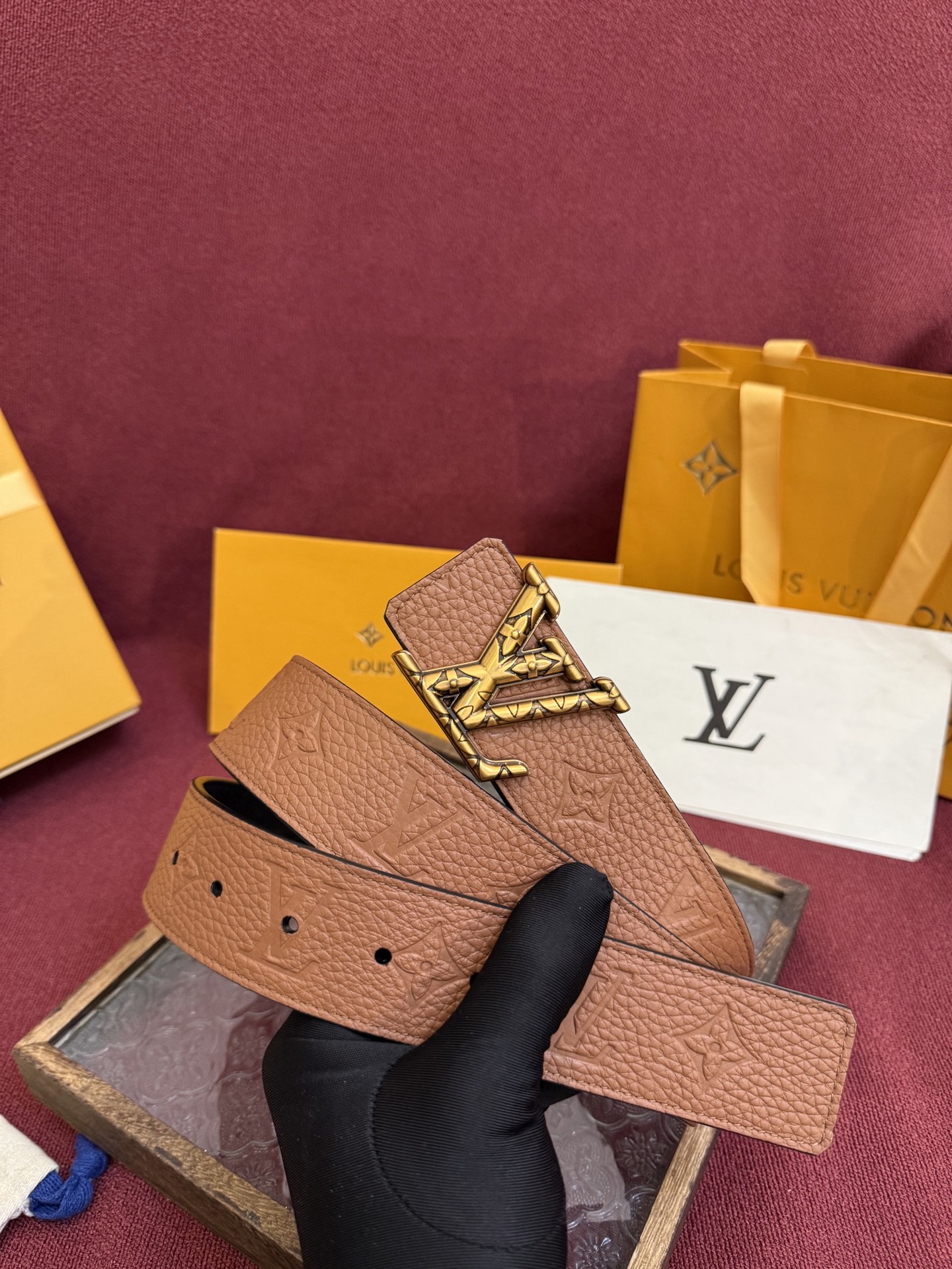 LV Initiales Taurillon Monogram 40mm 可翻转腰带散发出自信与内敛的气