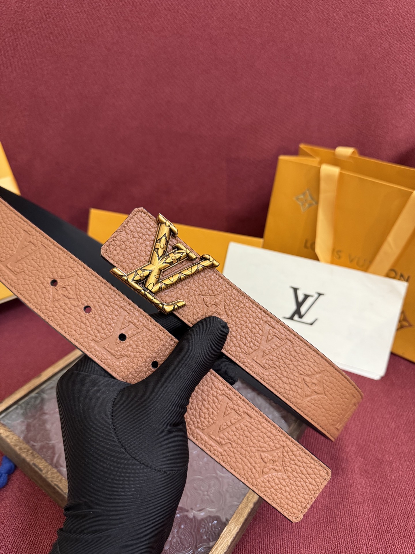 LV Initiales Taurillon Monogram 40mm 可翻转腰带散发出自信与内敛的气