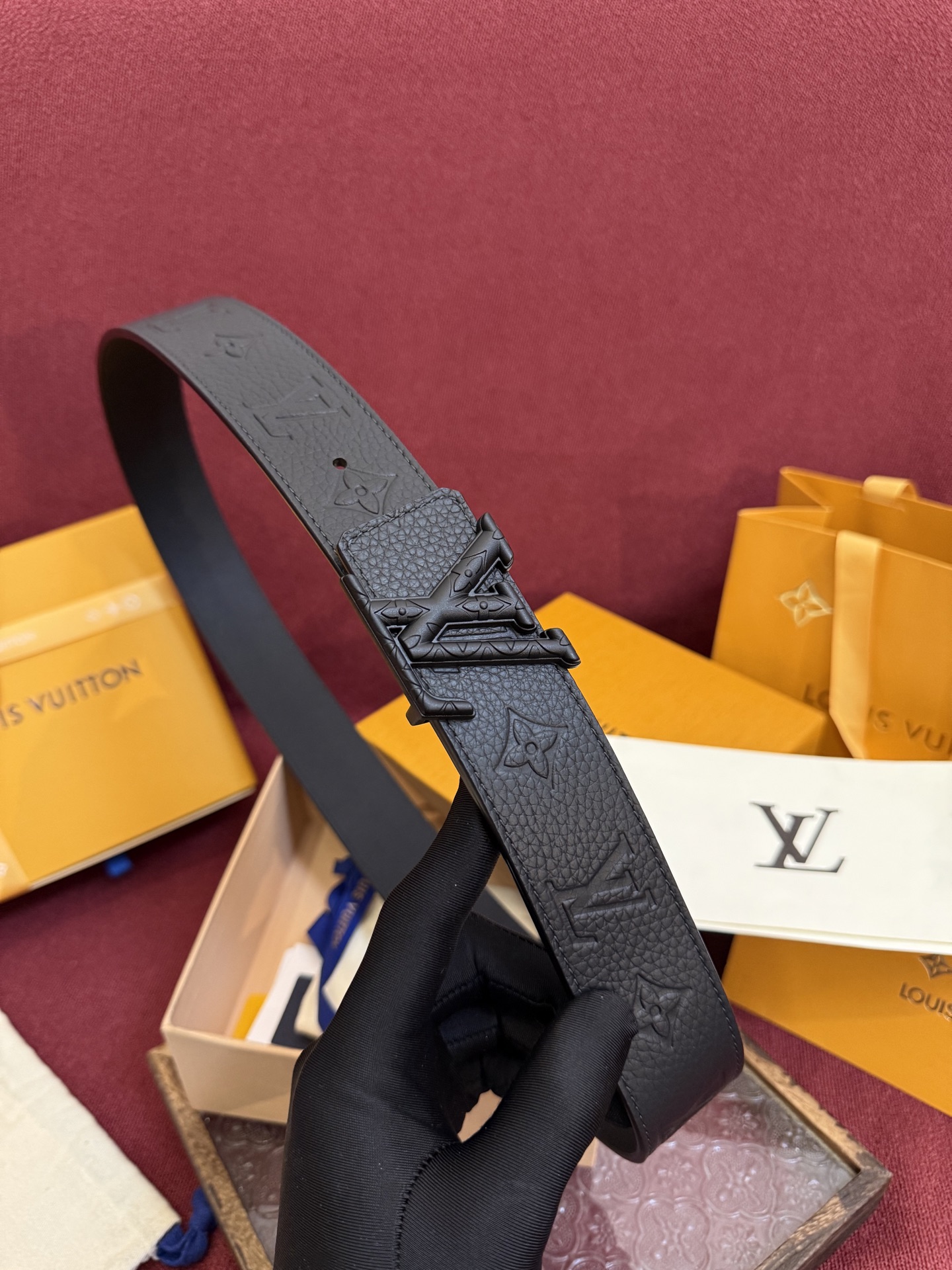 LV Initiales Taurillon Monogram 40mm 可翻转腰带散发出自信与内敛的气