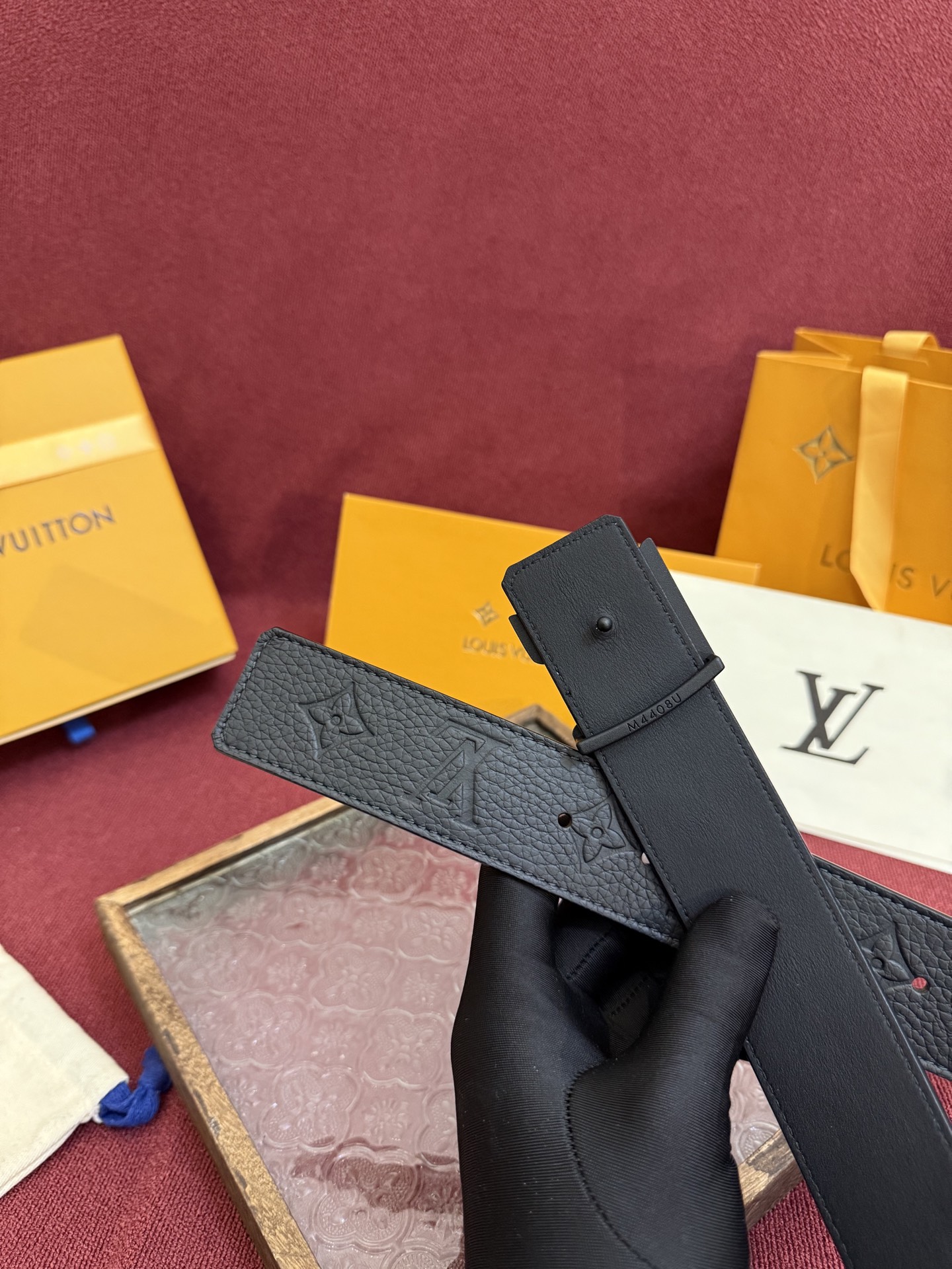 LV Initiales Taurillon Monogram 40mm 可翻转腰带散发出自信与内敛的气