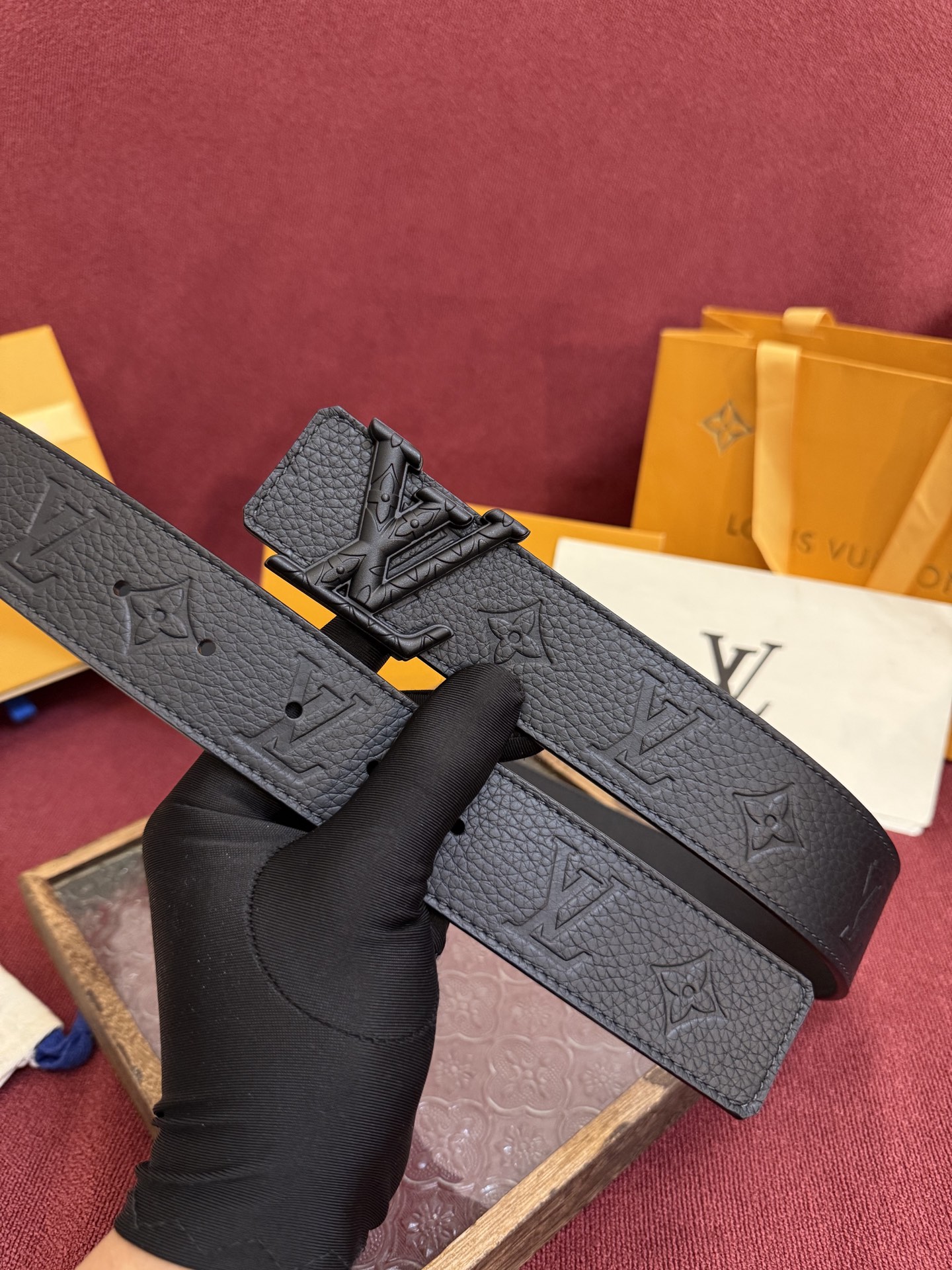 LV Initiales Taurillon Monogram 40mm 可翻转腰带散发出自信与内敛的气