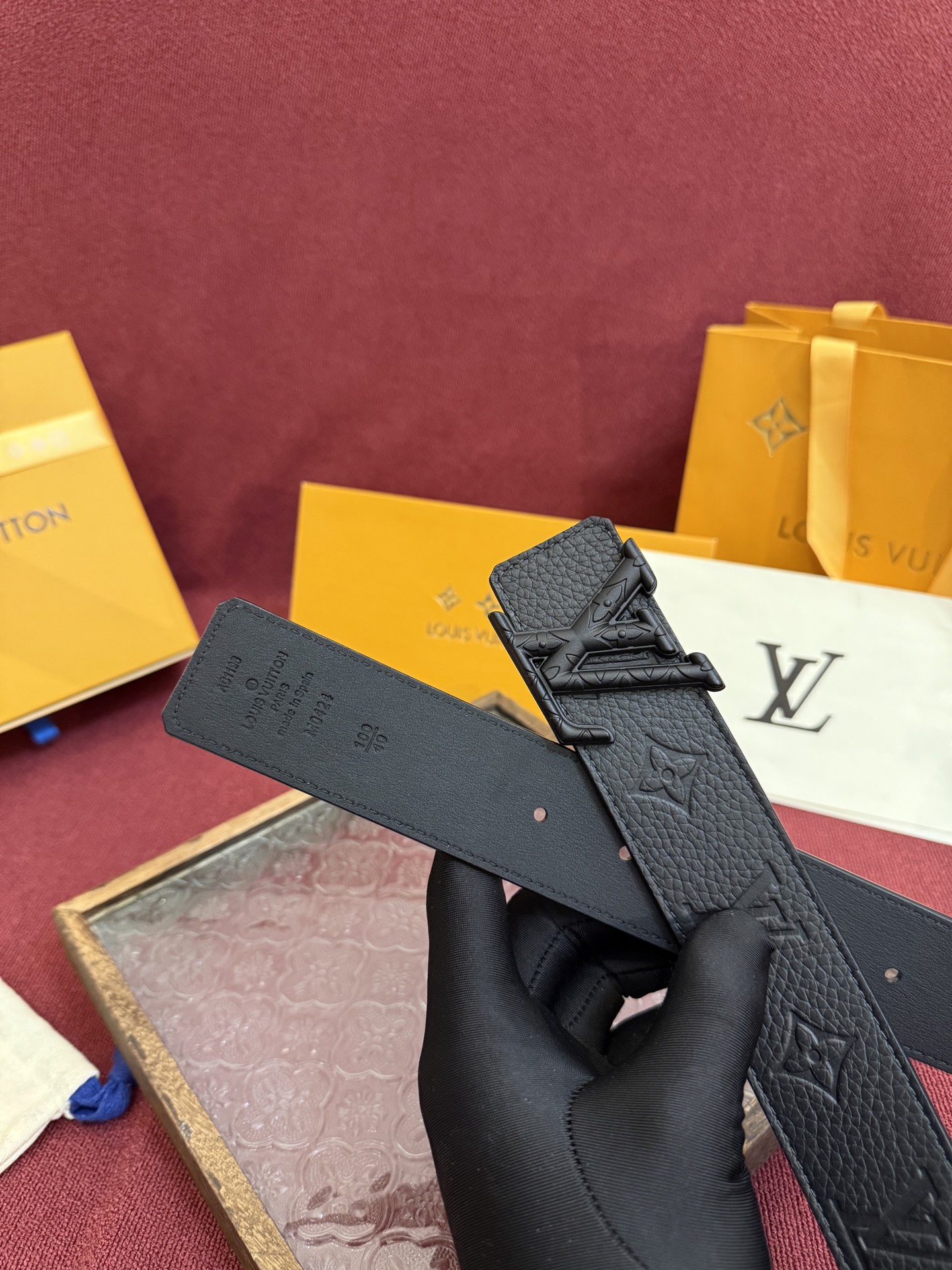 LV Initiales Taurillon Monogram 40mm 可翻转腰带散发出自信与内敛的气