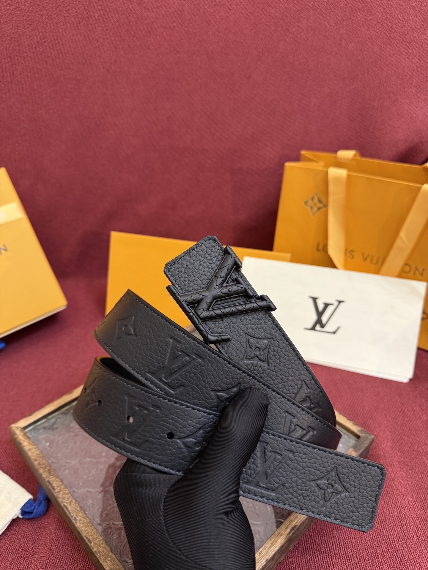 LV Initiales Taurillon Monogram 40mm 可翻转腰带散发出自信与内敛的气