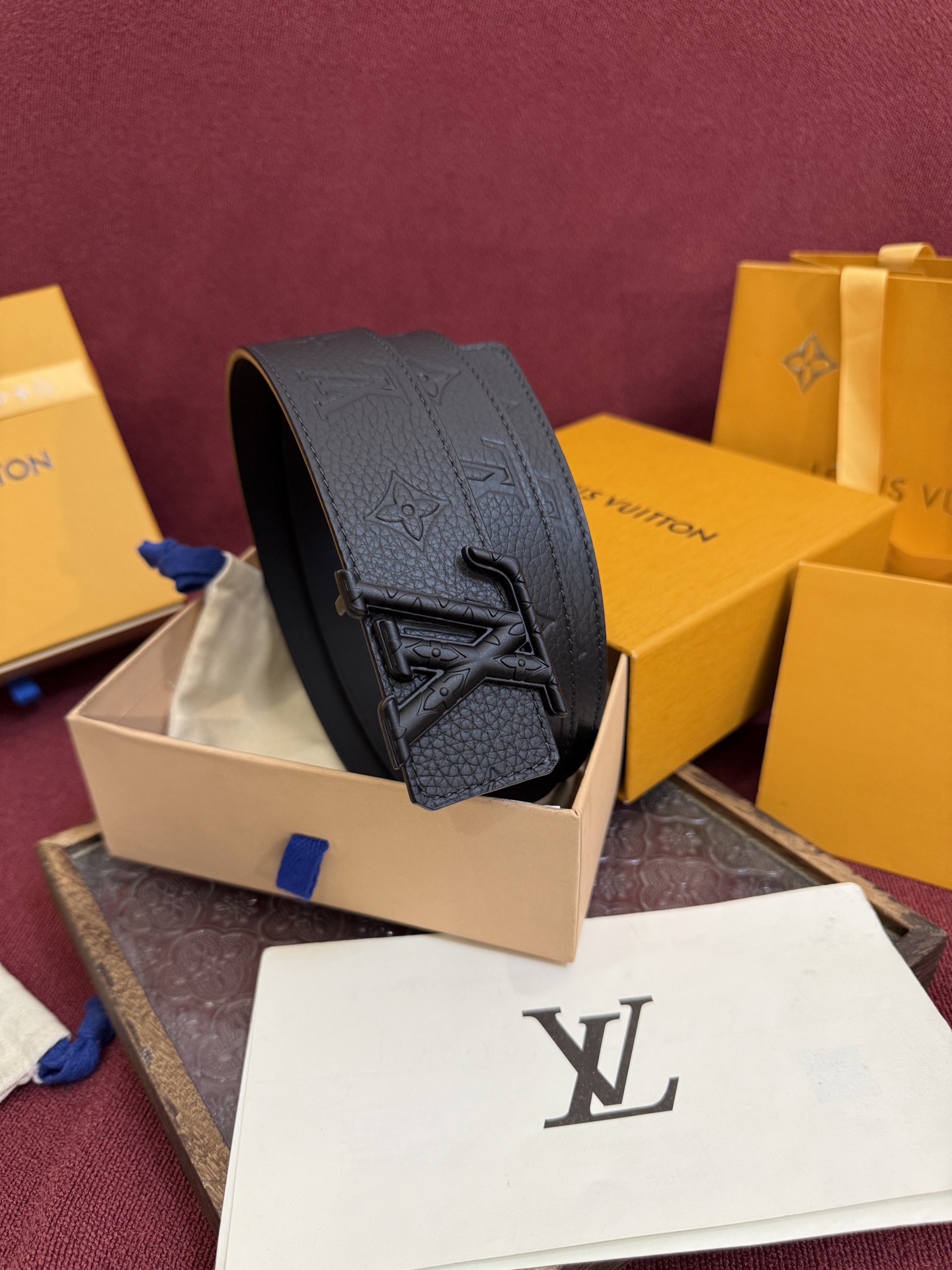 LV Initiales Taurillon Monogram 40mm 可翻转腰带散发出自信与内敛的气