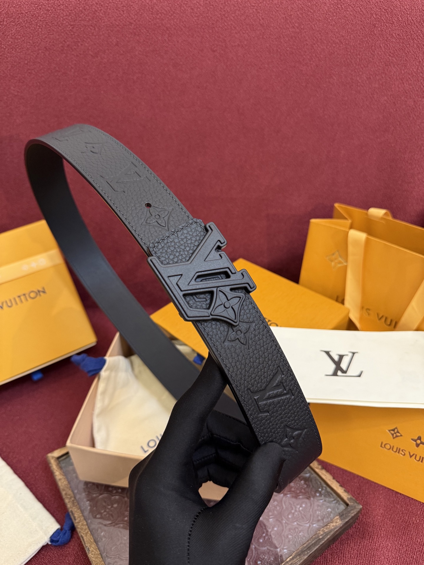 LV Initiales Taurillon Monogram 40mm 可翻转腰带散发出自信与内敛的气