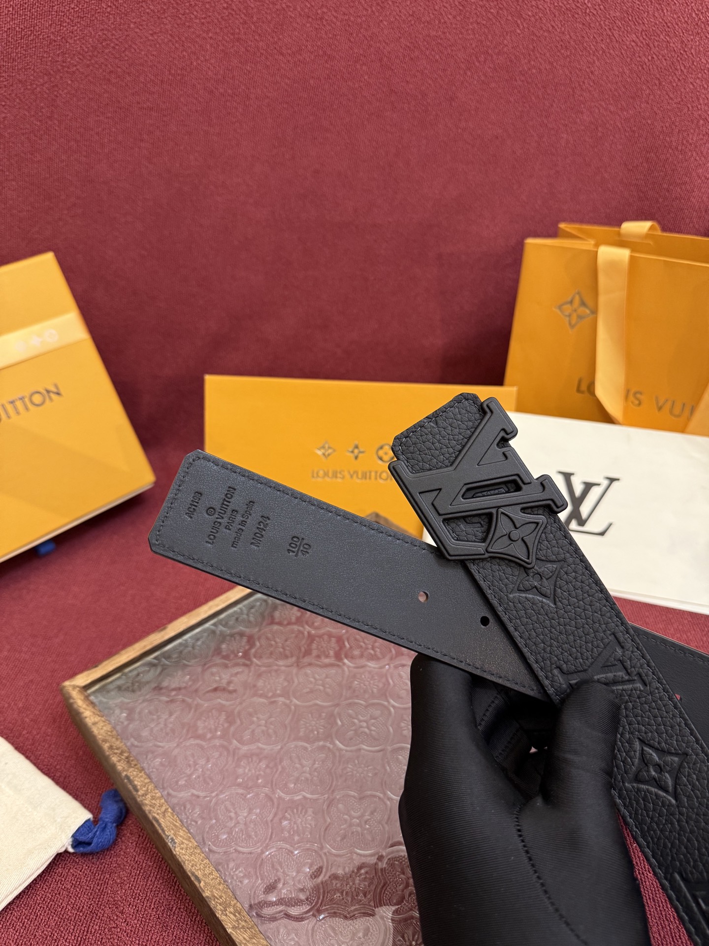 LV Initiales Taurillon Monogram 40mm 可翻转腰带散发出自信与内敛的气