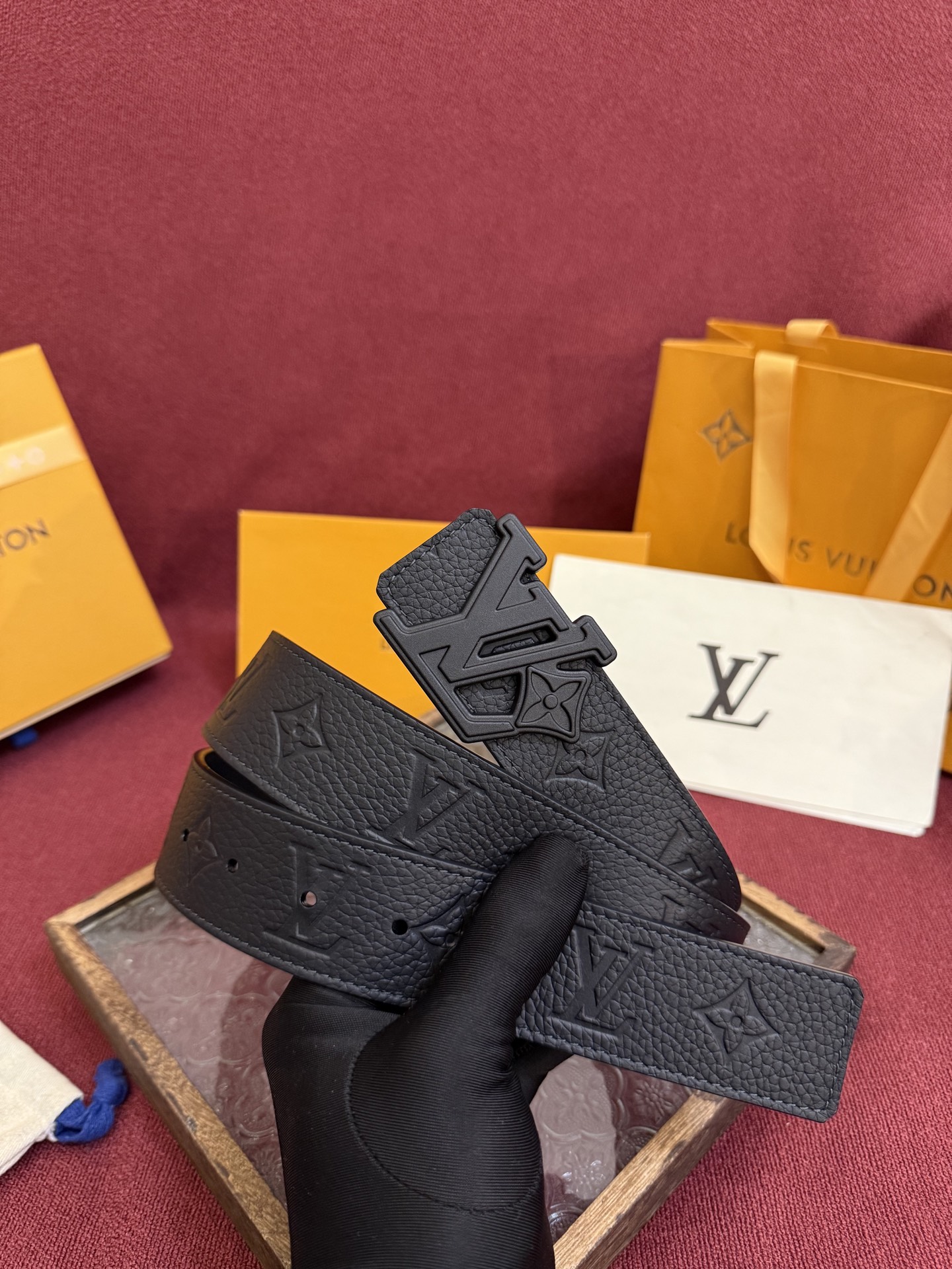 LV Initiales Taurillon Monogram 40mm 可翻转腰带散发出自信与内敛的气