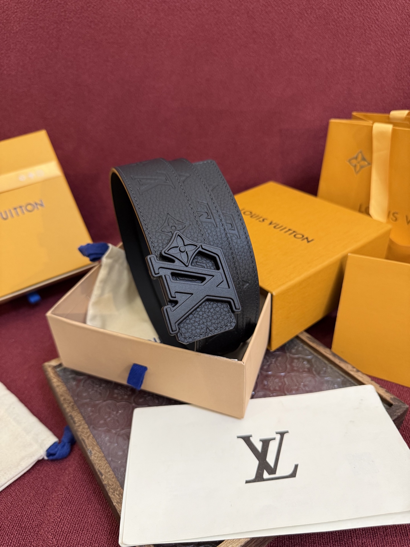 LV Initiales Taurillon Monogram 40mm 可翻转腰带散发出自信与内敛的气