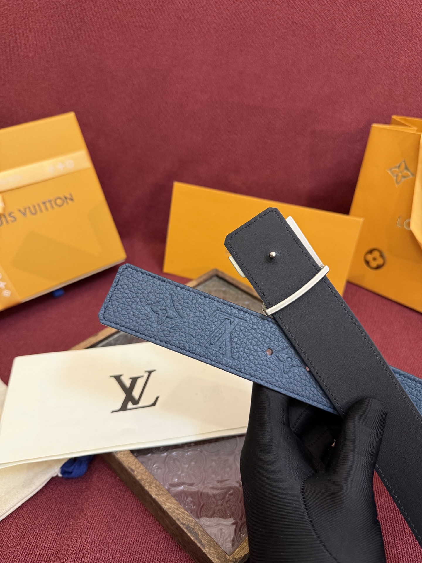 LV Initiales Taurillon Monogram 40mm 可翻转腰带散发出自信与内敛的气