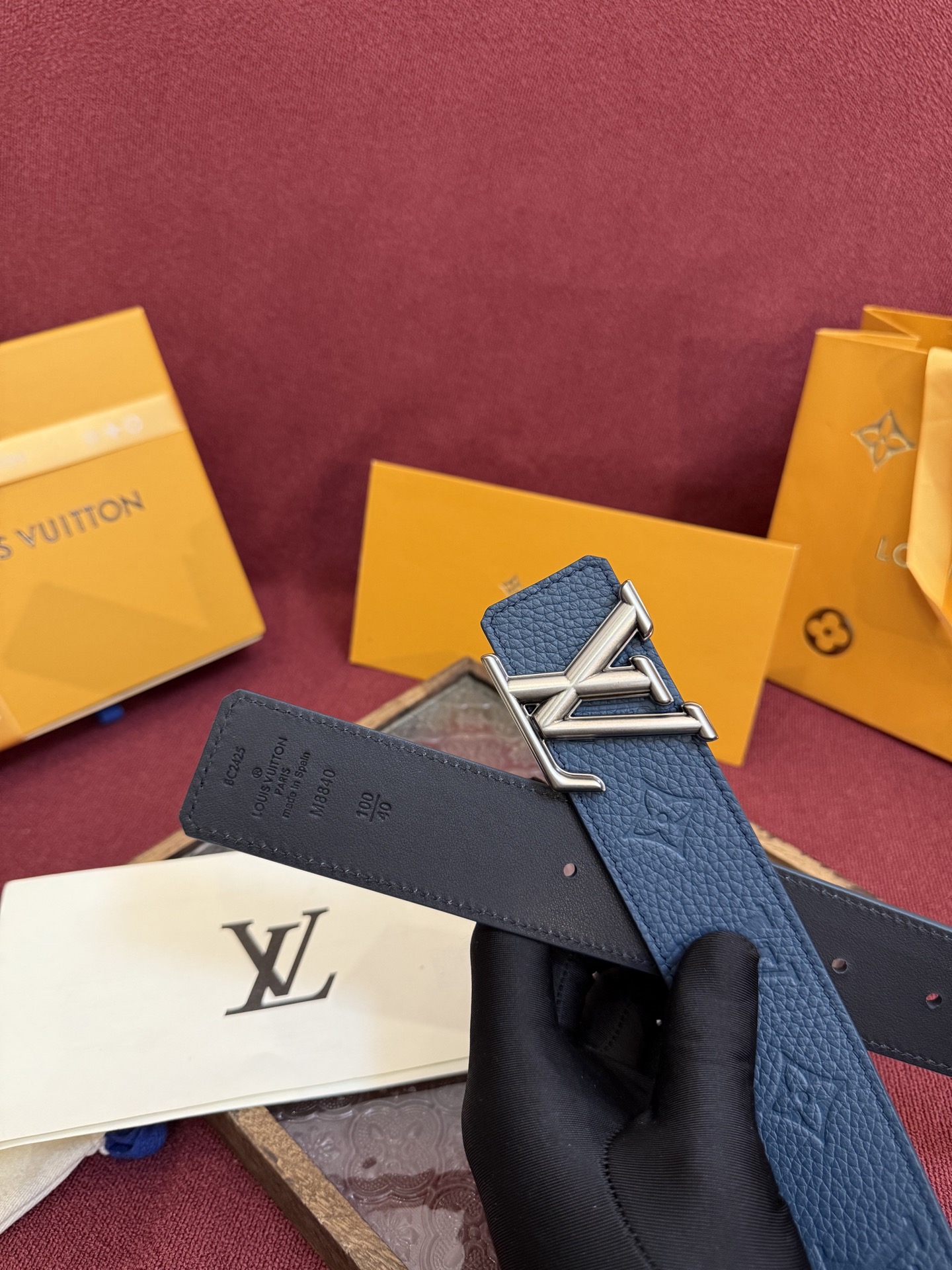LV Initiales Taurillon Monogram 40mm 可翻转腰带散发出自信与内敛的气