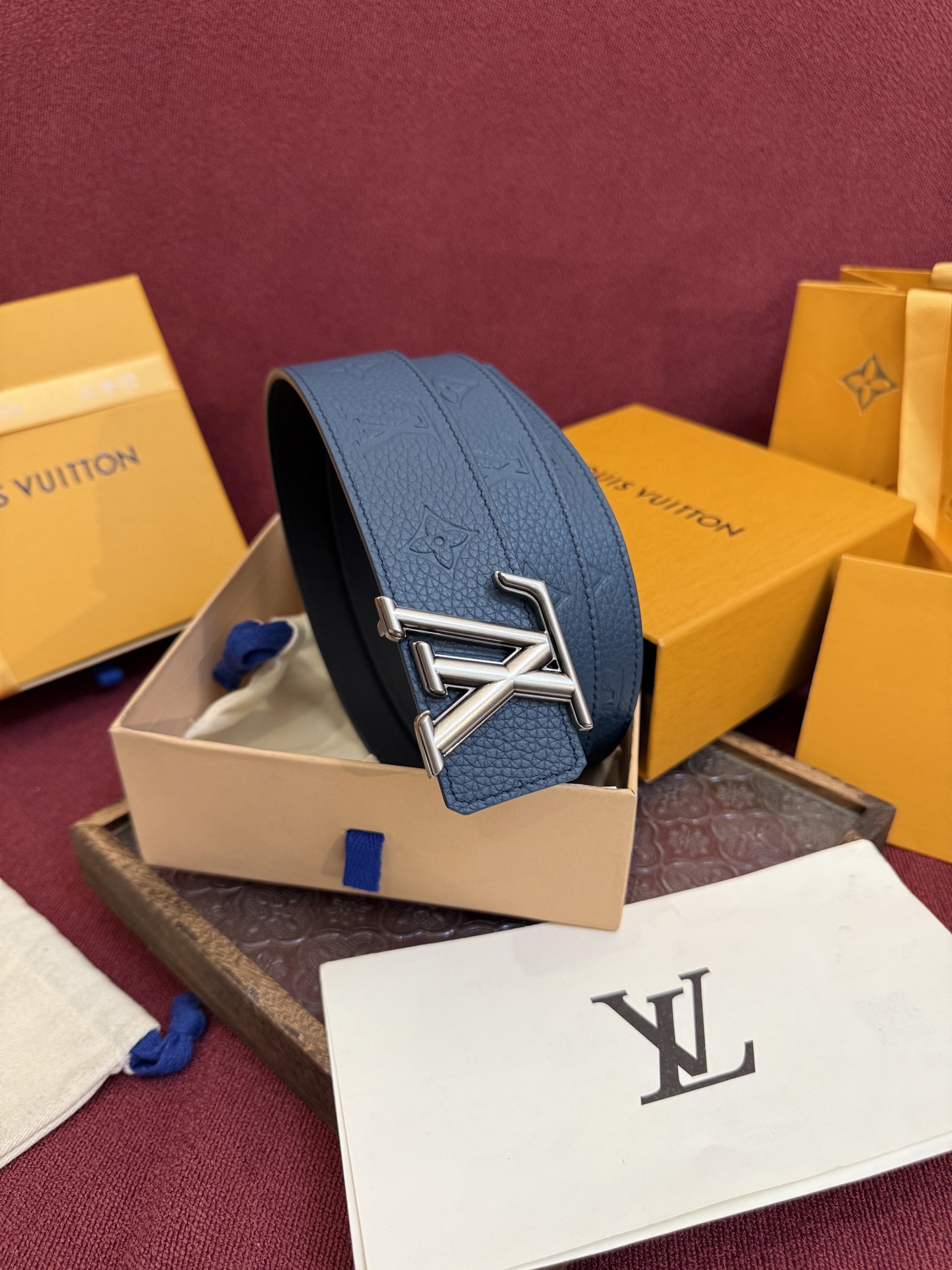 LV Initiales Taurillon Monogram 40mm 可翻转腰带散发出自信与内敛的气