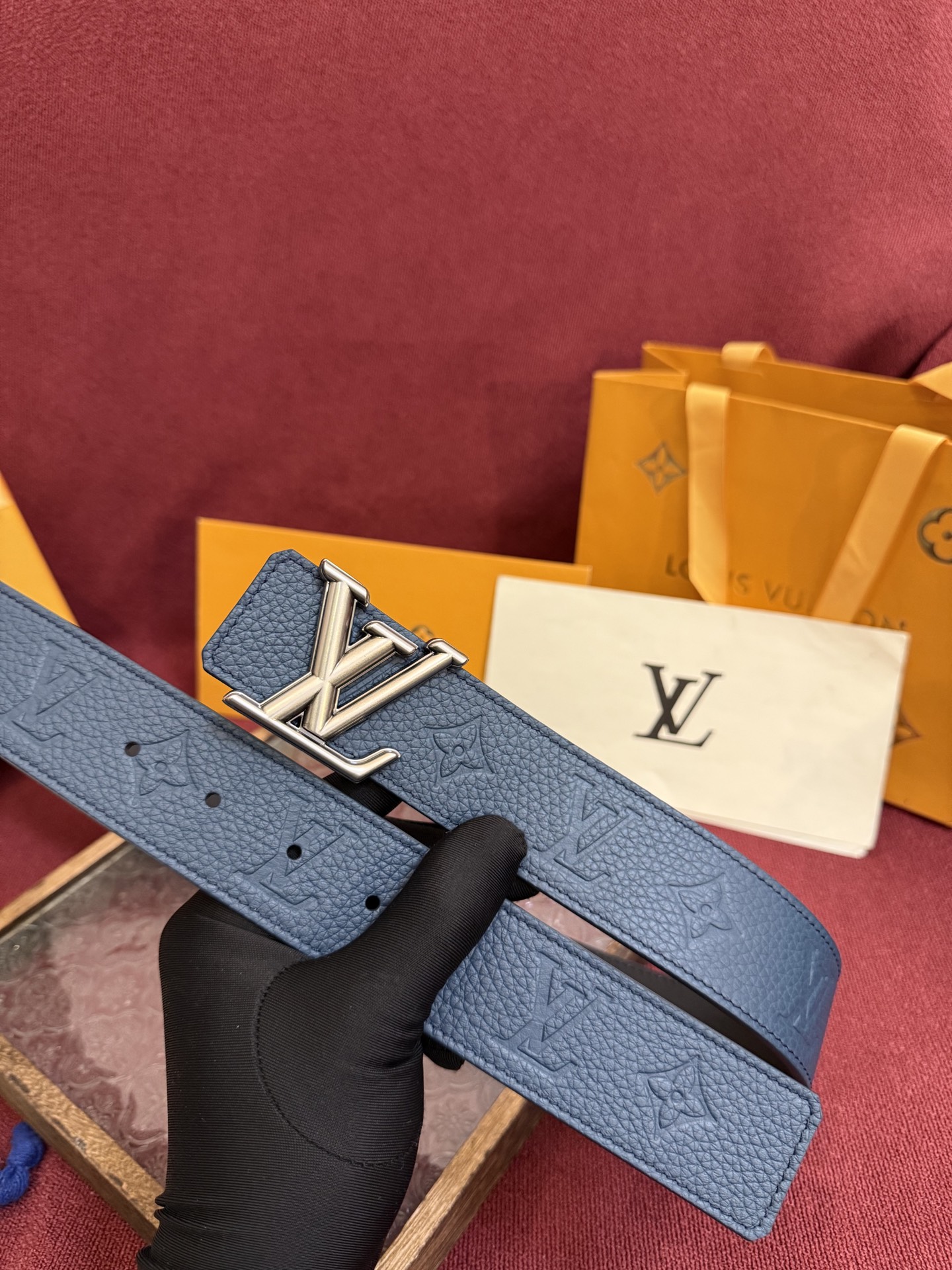 LV Initiales Taurillon Monogram 40mm 可翻转腰带散发出自信与内敛的气
