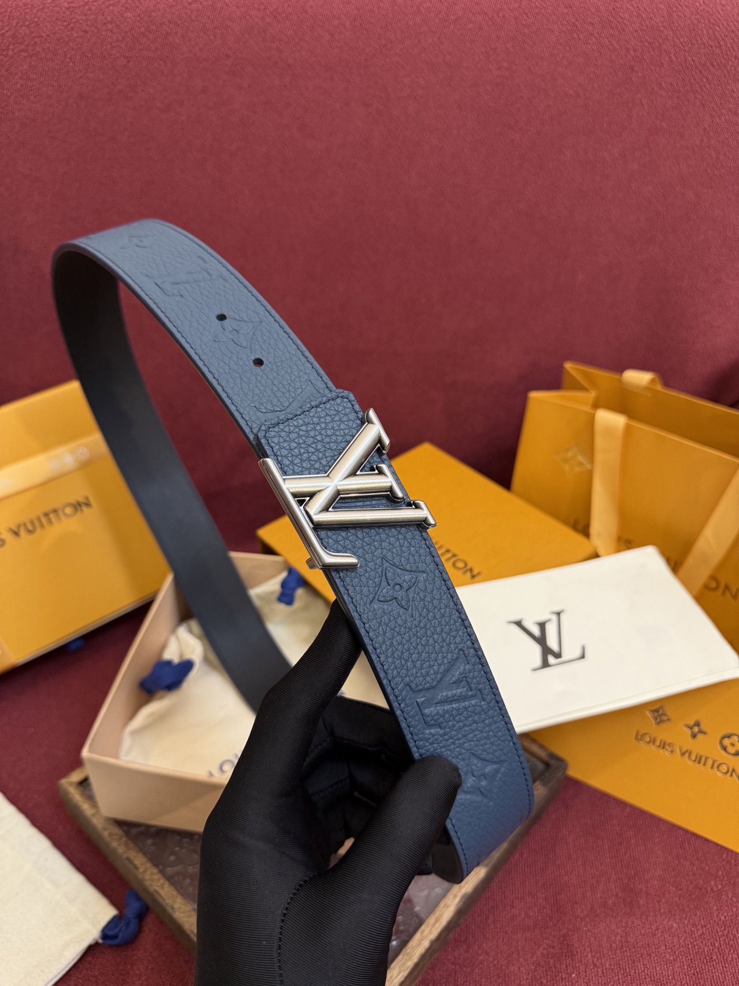LV Initiales Taurillon Monogram 40mm 可翻转腰带散发出自信与内敛的气