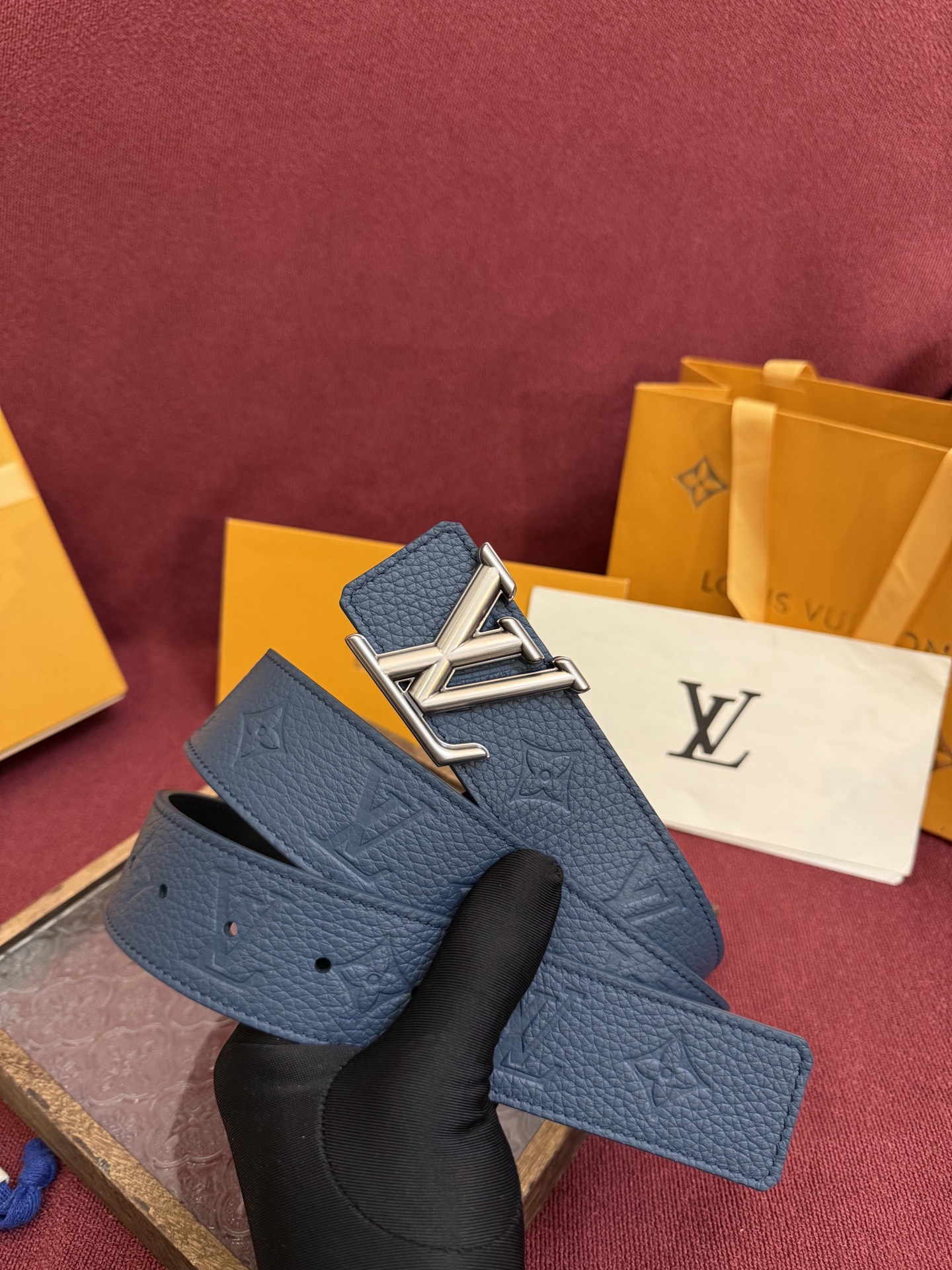 LV Initiales Taurillon Monogram 40mm 可翻转腰带散发出自信与内敛的气