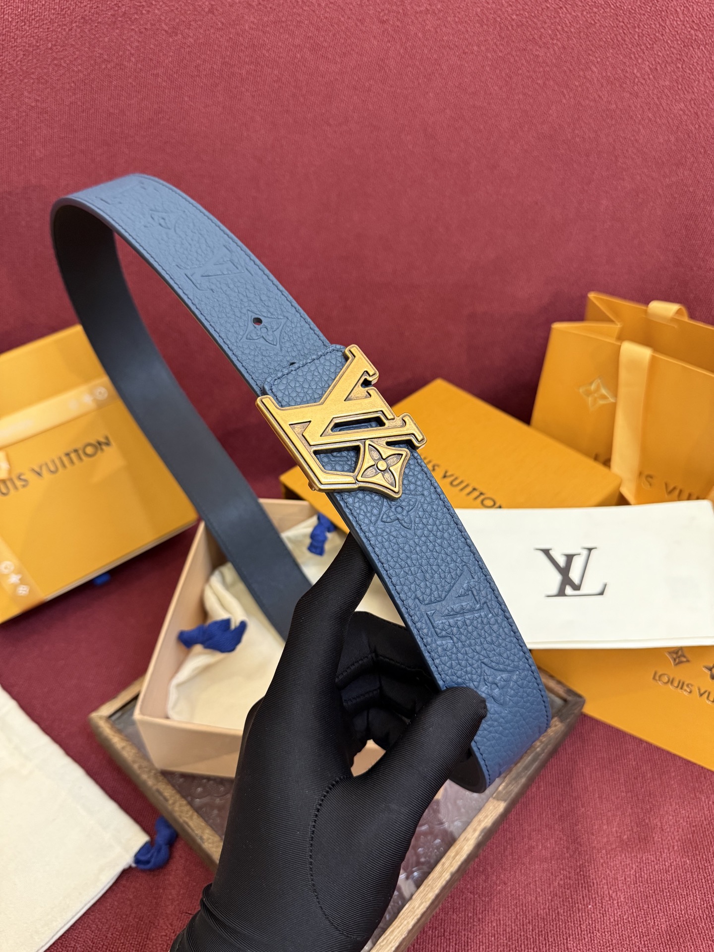 LV Initiales Taurillon Monogram 40mm 可翻转腰带散发出自信与内敛的气