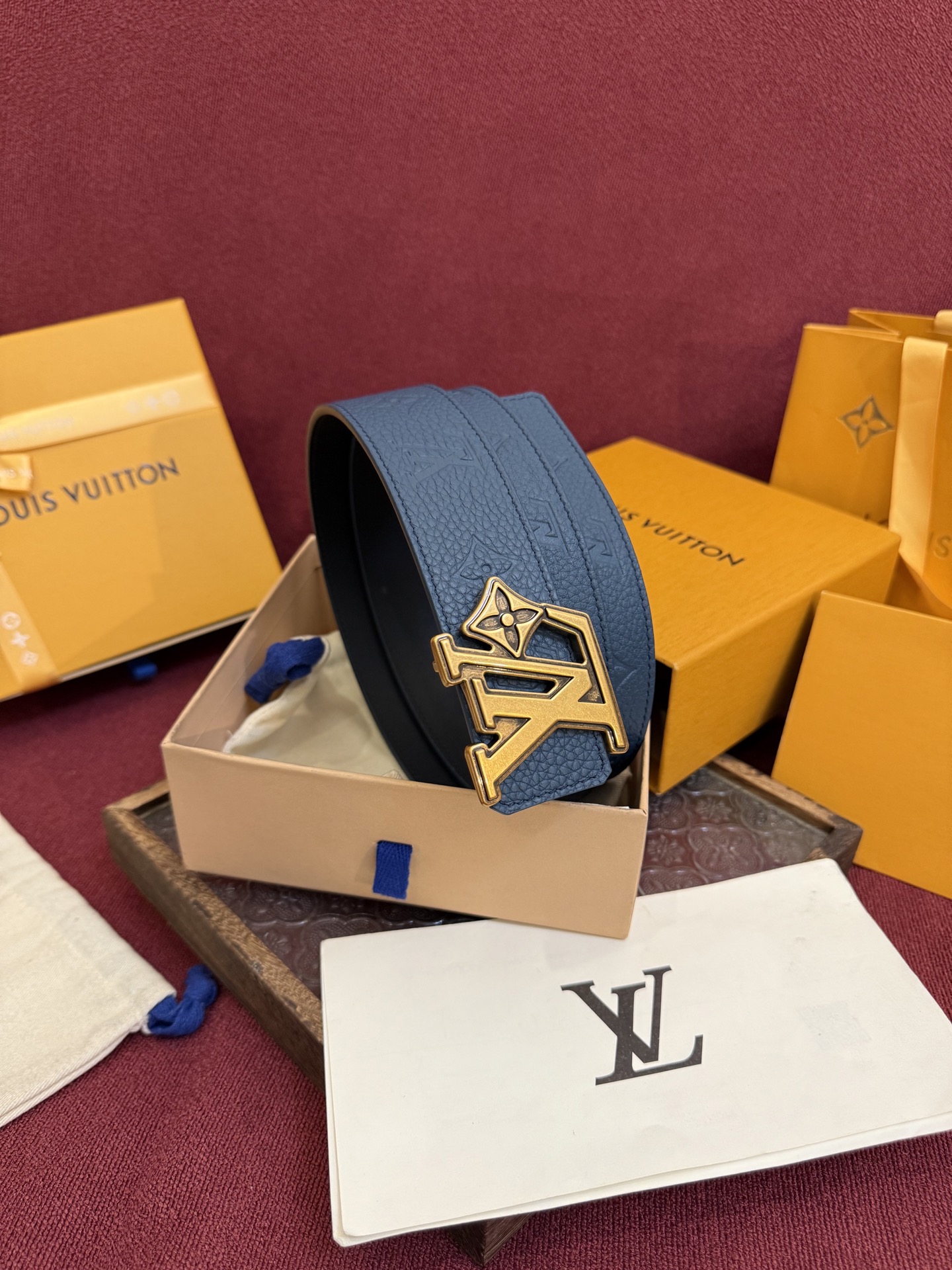 LV Initiales Taurillon Monogram 40mm 可翻转腰带散发出自信与内敛的气