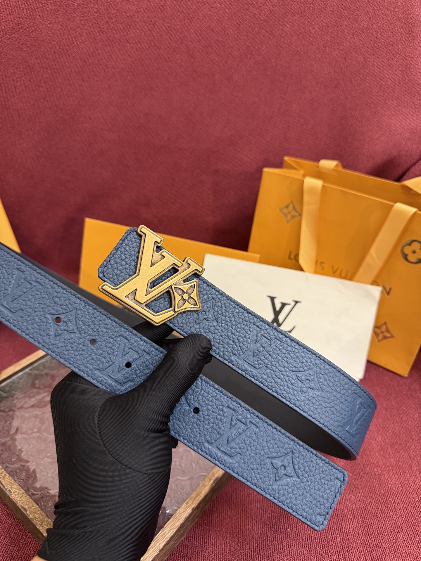 LV Initiales Taurillon Monogram 40mm 可翻转腰带散发出自信与内敛的气