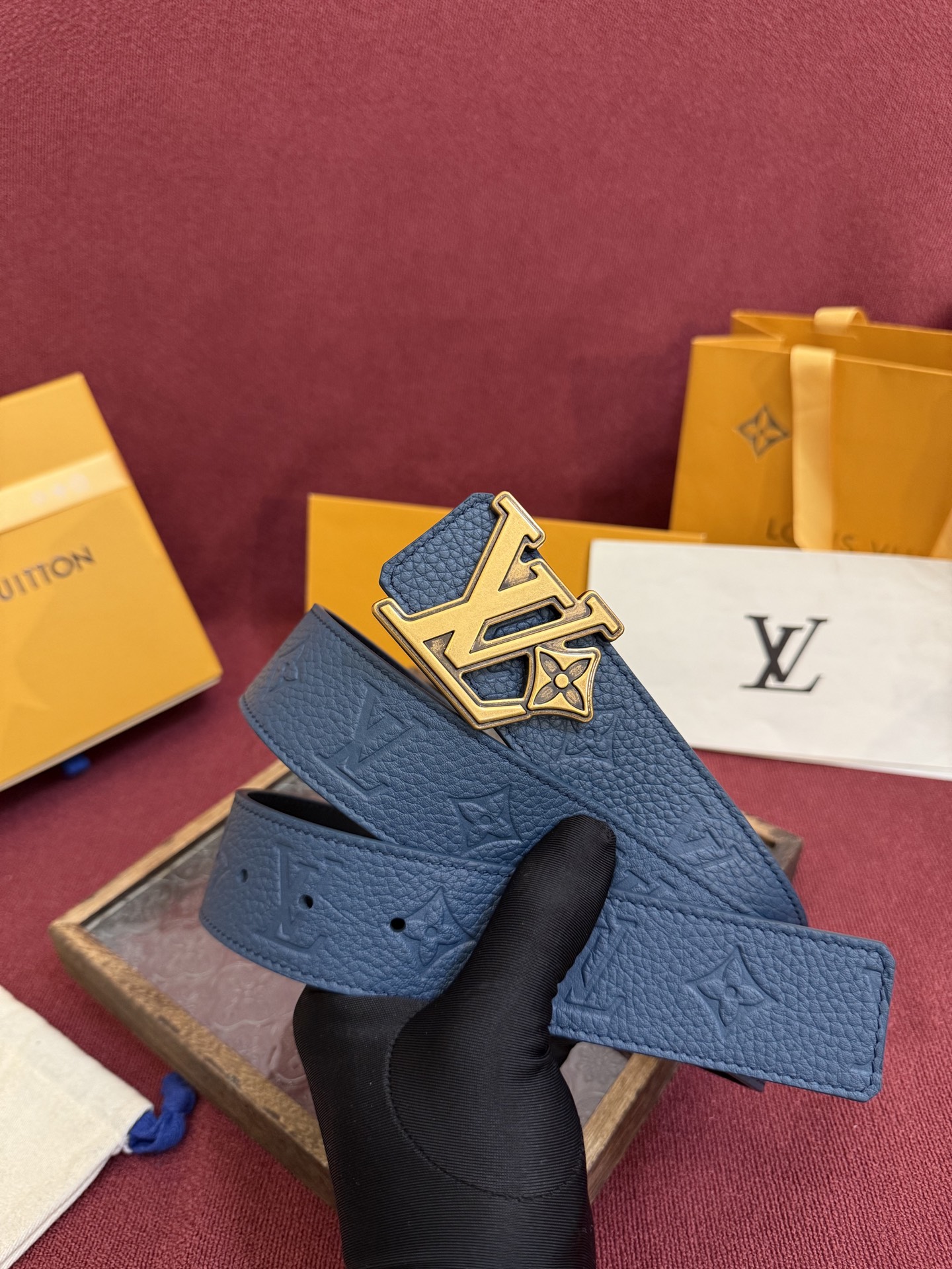 LV Initiales Taurillon Monogram 40mm 可翻转腰带散发出自信与内敛的气