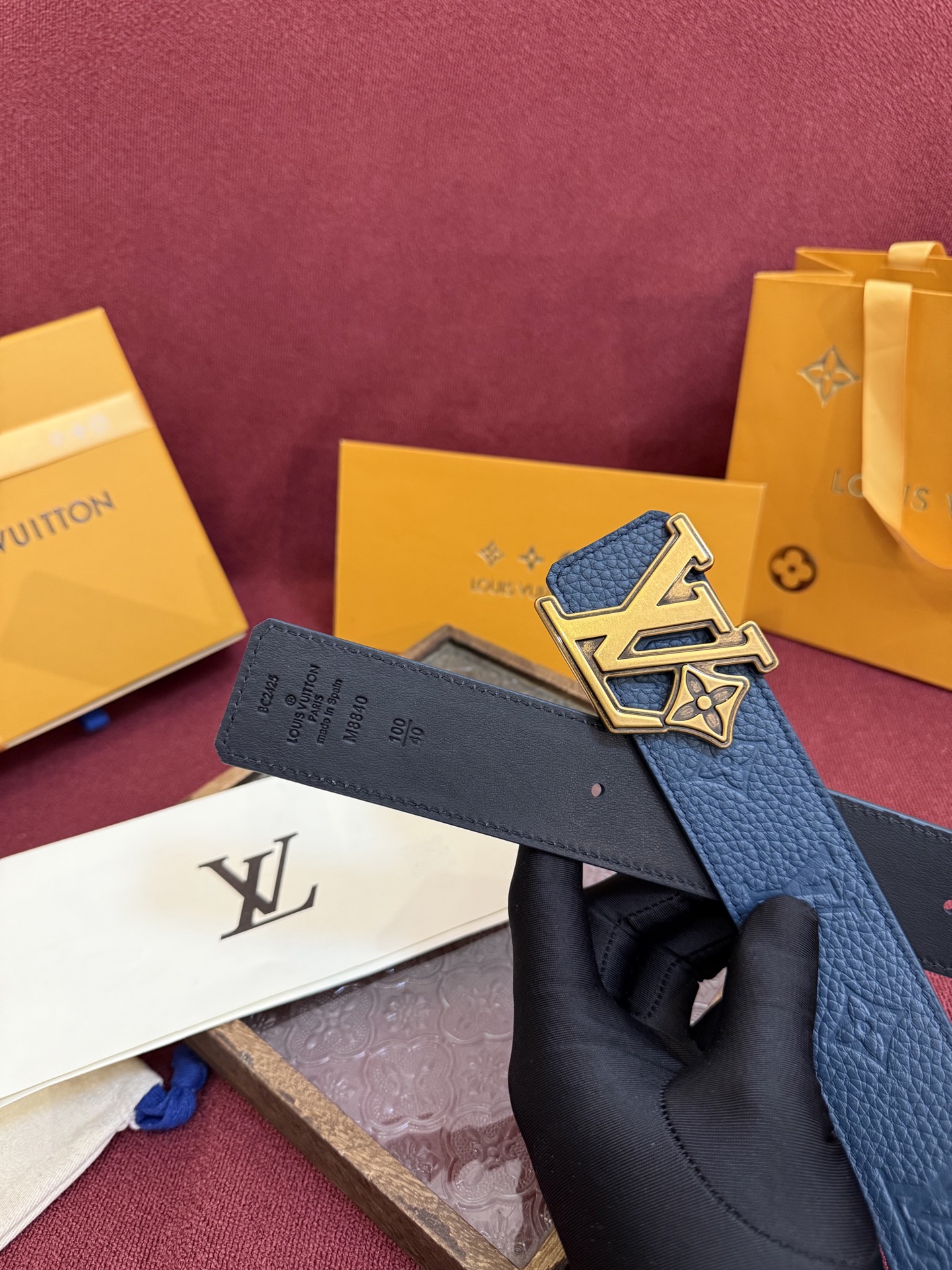 LV Initiales Taurillon Monogram 40mm 可翻转腰带散发出自信与内敛的气