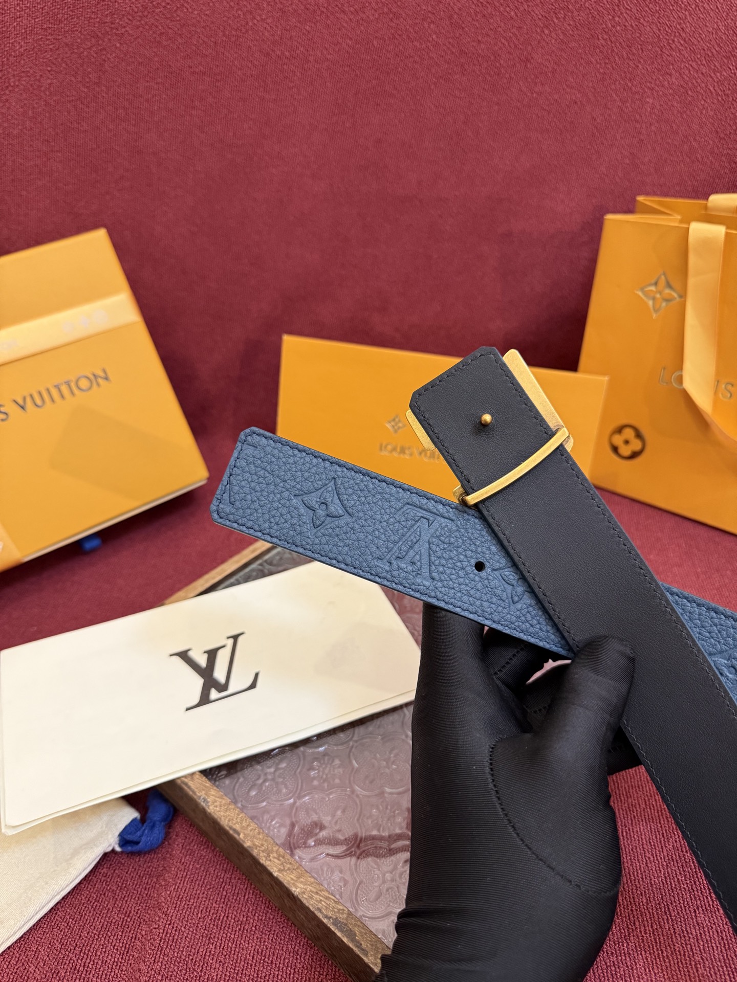 LV Initiales Taurillon Monogram 40mm 可翻转腰带散发出自信与内敛的气