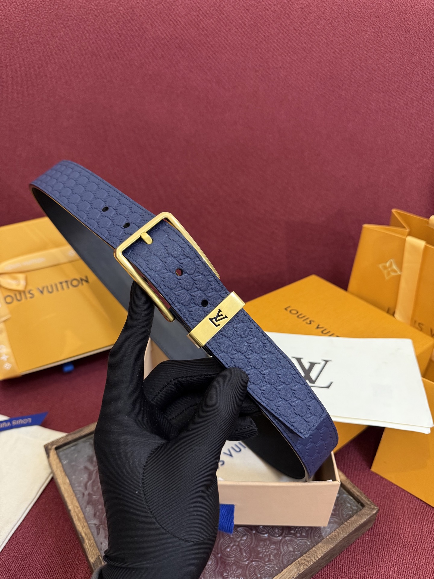 3.5针扣新款 LV 腰带出自 2025新款压字母Monogram 花卉，展现西部牛仔的灵感启发。双重缝