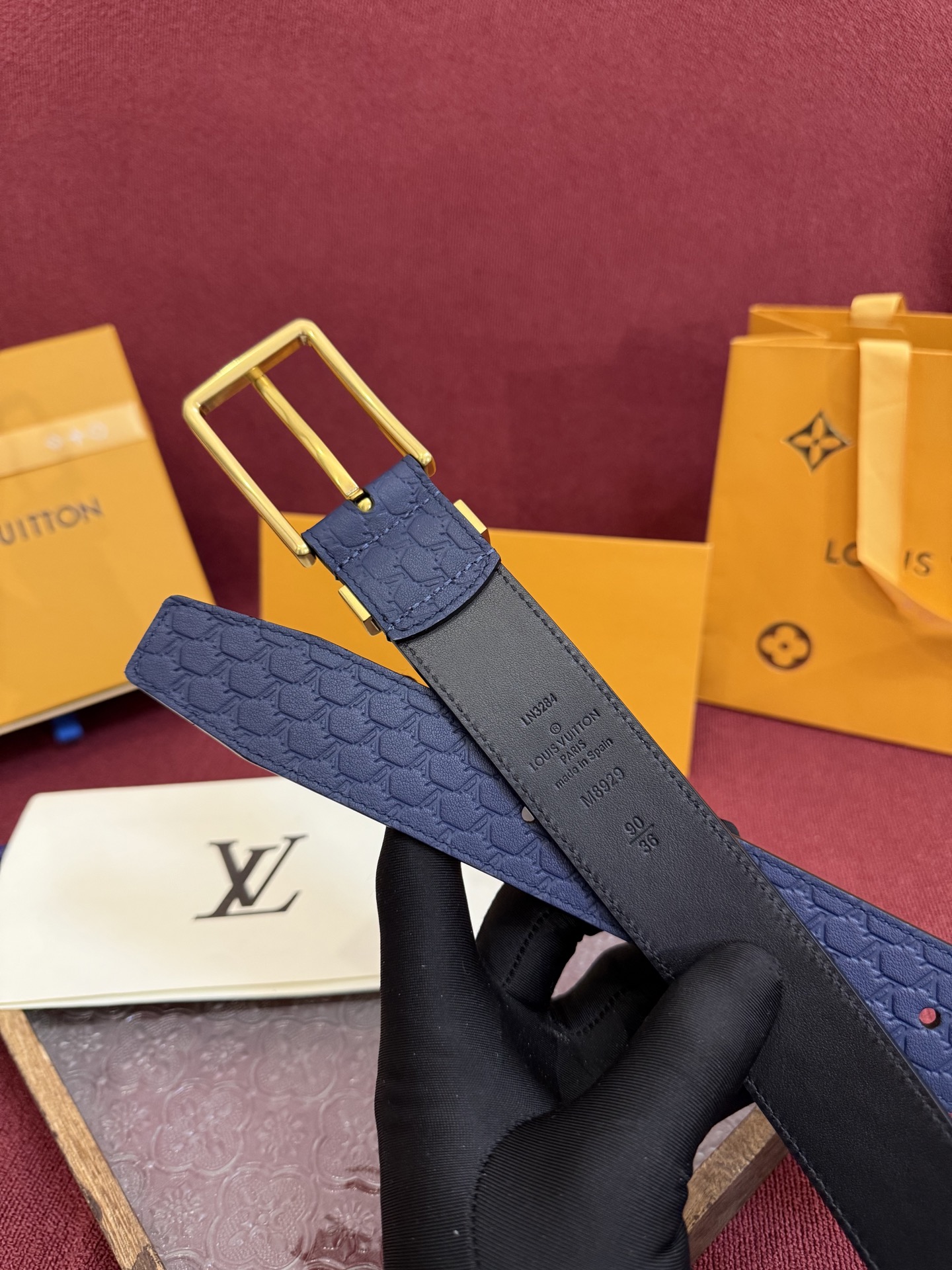 3.5针扣新款 LV 腰带出自 2025新款压字母Monogram 花卉，展现西部牛仔的灵感启发。双重缝