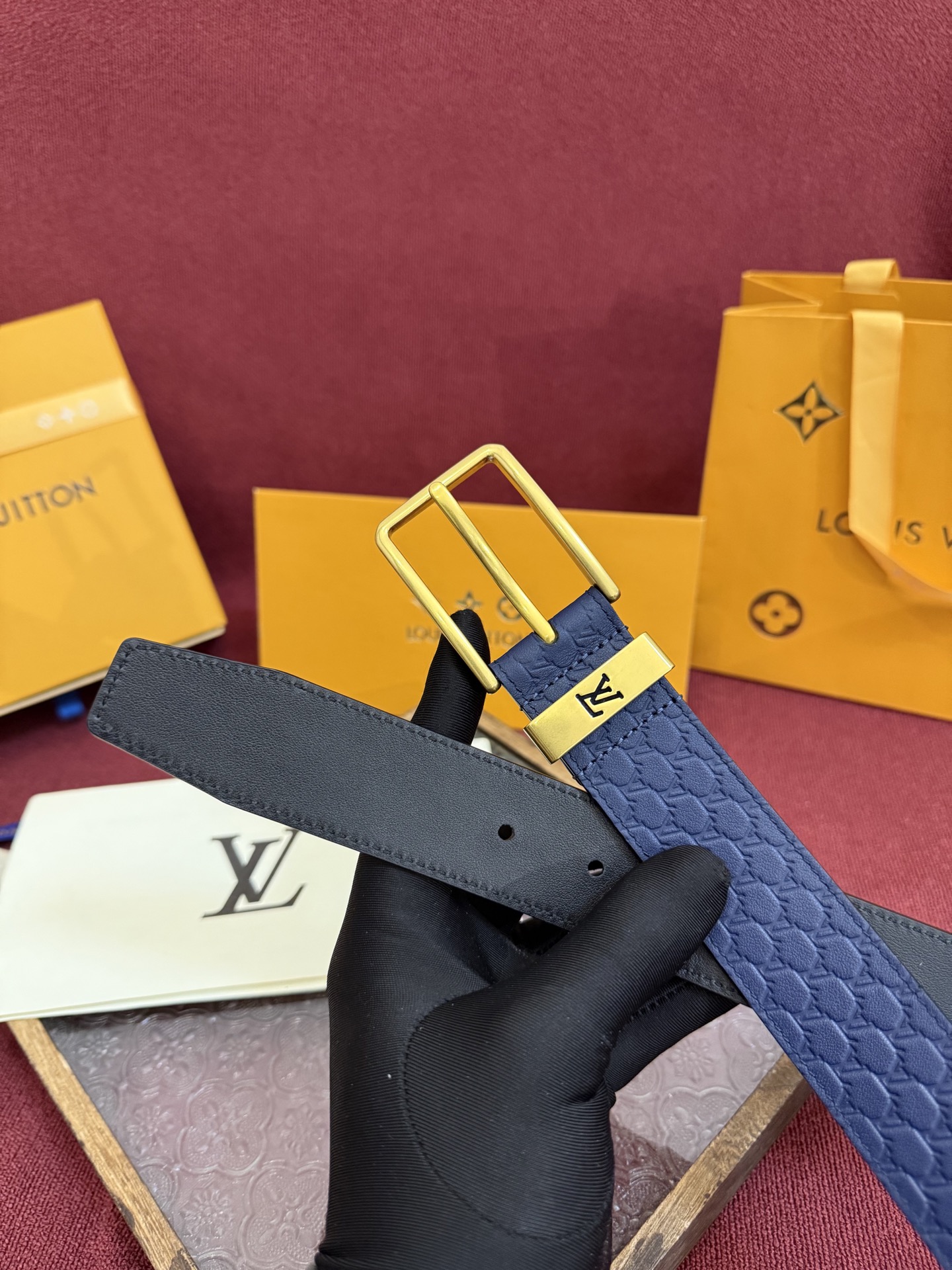 3.5针扣新款 LV 腰带出自 2025新款压字母Monogram 花卉，展现西部牛仔的灵感启发。双重缝