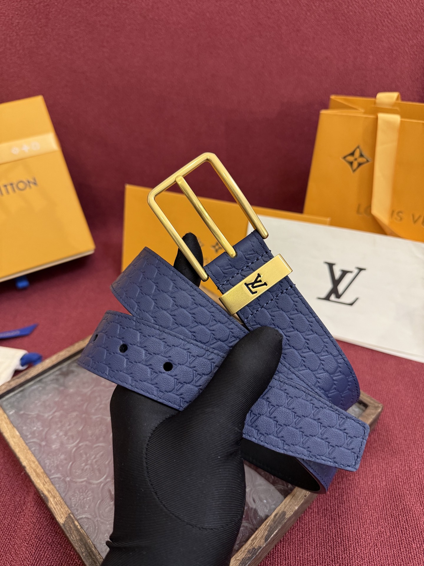 3.5针扣新款 LV 腰带出自 2025新款压字母Monogram 花卉，展现西部牛仔的灵感启发。双重缝