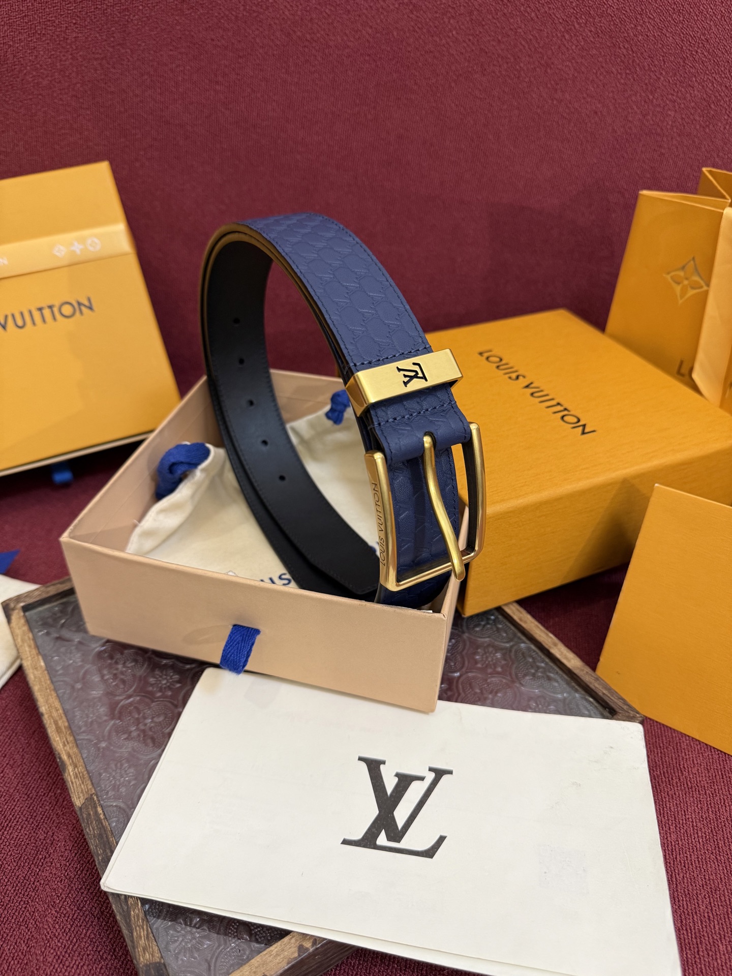 3.5针扣新款 LV 腰带出自 2025新款压字母Monogram 花卉，展现西部牛仔的灵感启发。双重缝