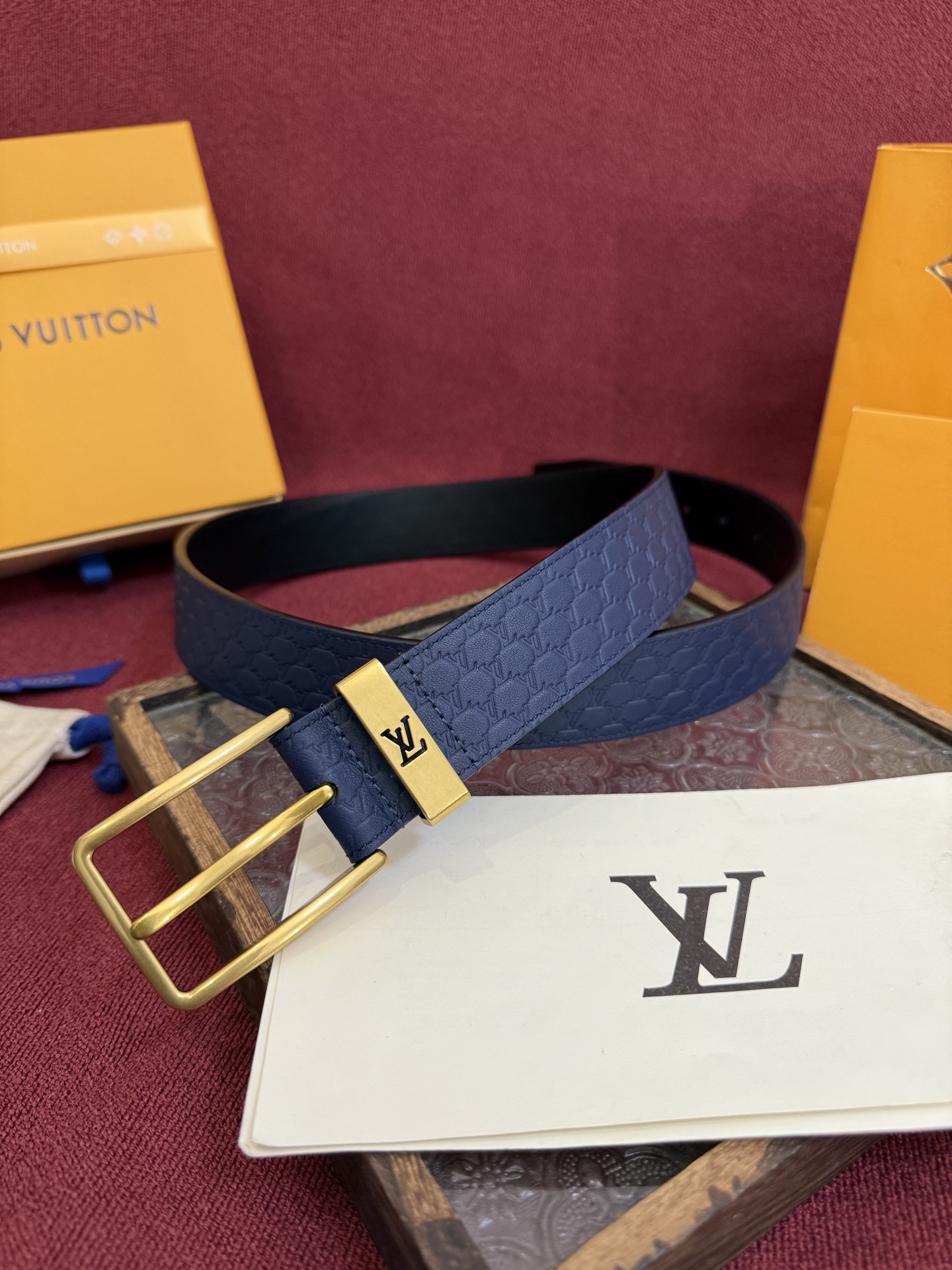 3.5针扣新款 LV 腰带出自 2025新款压字母Monogram 花卉，展现西部牛仔的灵感启发。双重缝