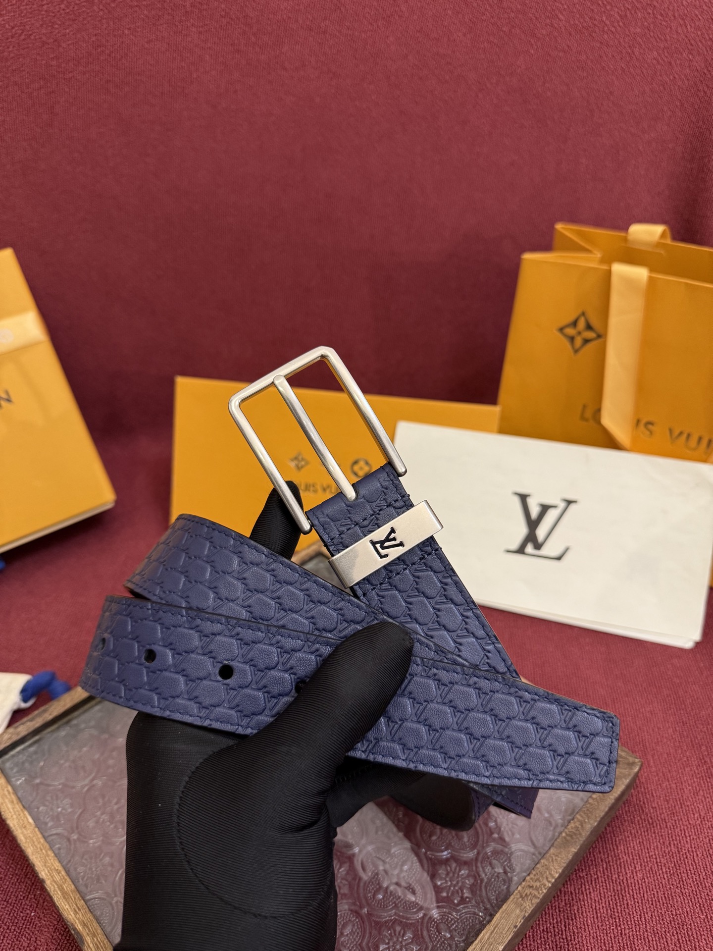3.5针扣新款 LV 腰带出自 2025新款压字母Monogram 花卉，展现西部牛仔的灵感启发。双重缝