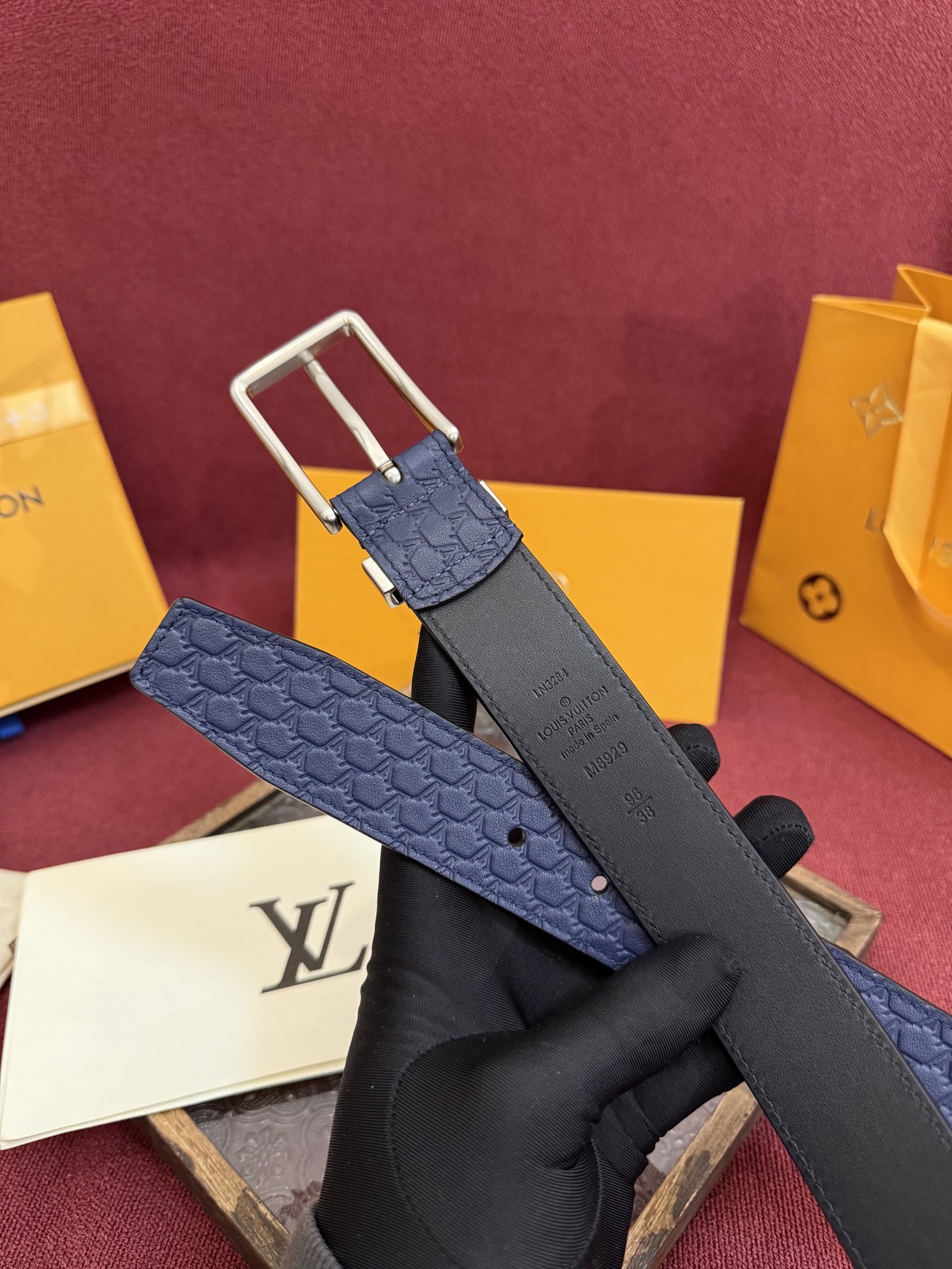 3.5针扣新款 LV 腰带出自 2025新款压字母Monogram 花卉，展现西部牛仔的灵感启发。双重缝