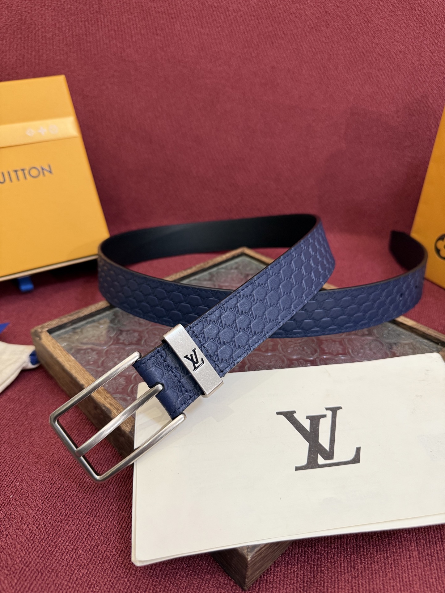 3.5针扣新款 LV 腰带出自 2025新款压字母Monogram 花卉，展现西部牛仔的灵感启发。双重缝