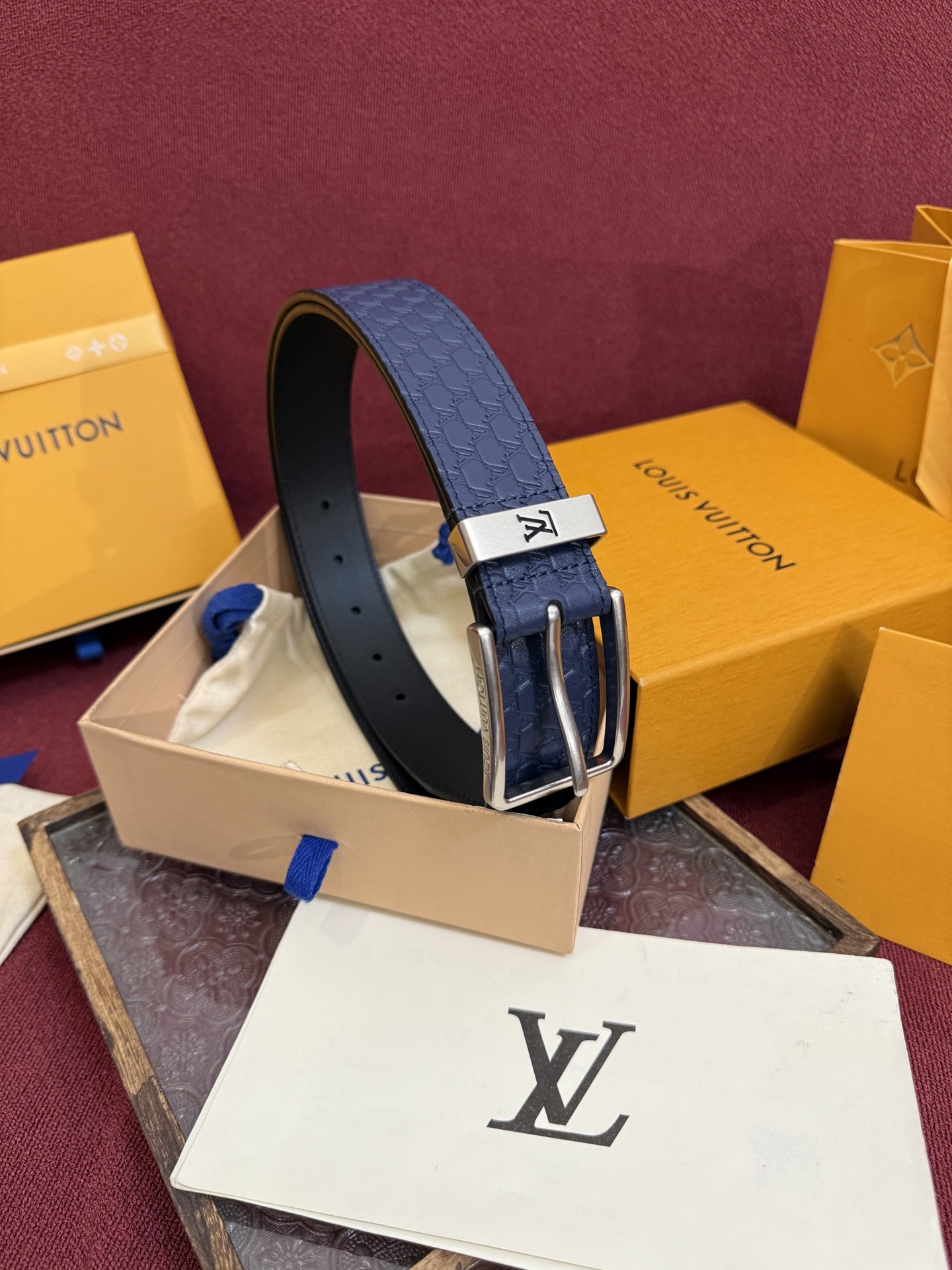 3.5针扣新款 LV 腰带出自 2025新款压字母Monogram 花卉，展现西部牛仔的灵感启发。双重缝