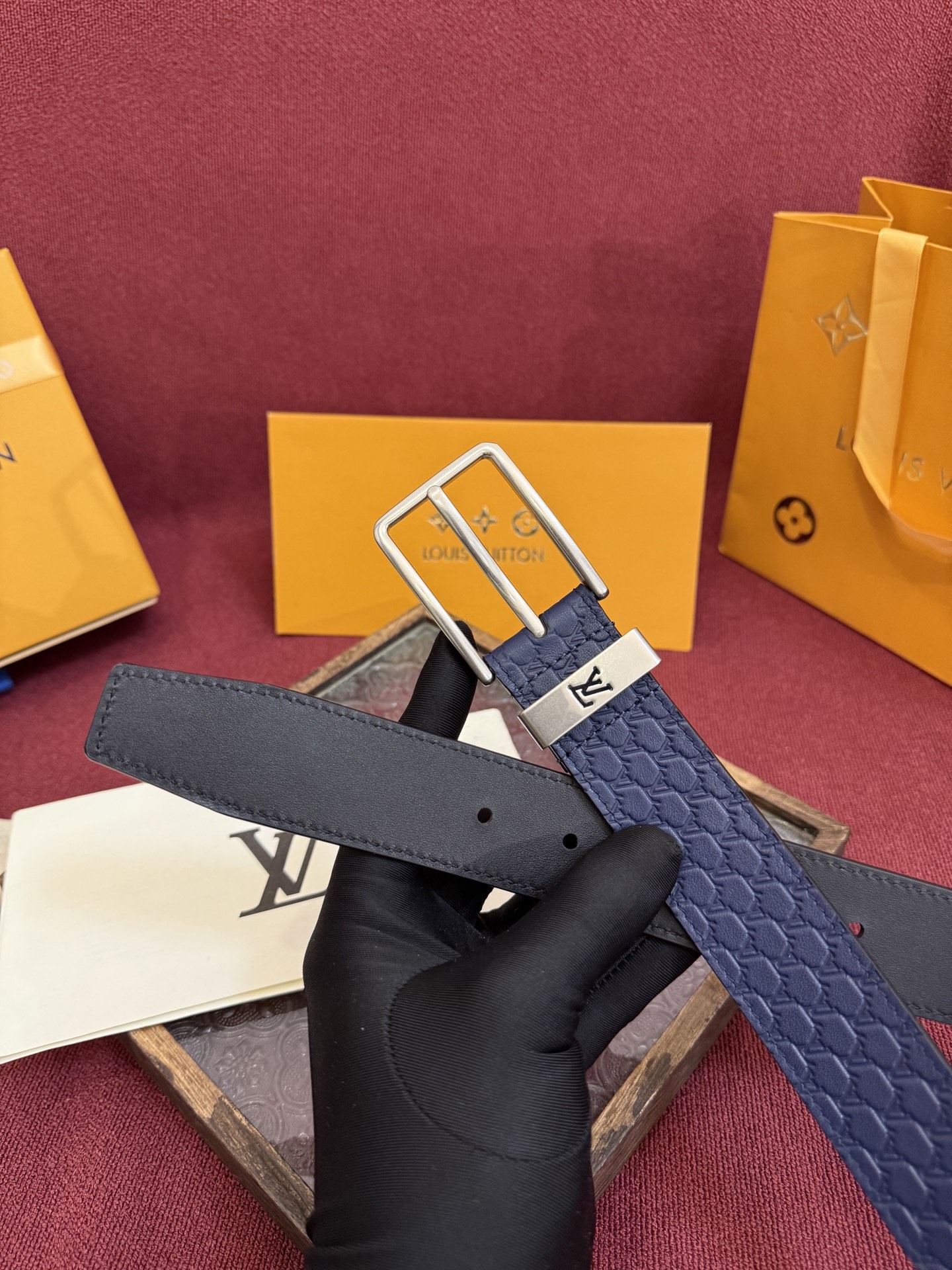 3.5针扣新款 LV 腰带出自 2025新款压字母Monogram 花卉，展现西部牛仔的灵感启发。双重缝