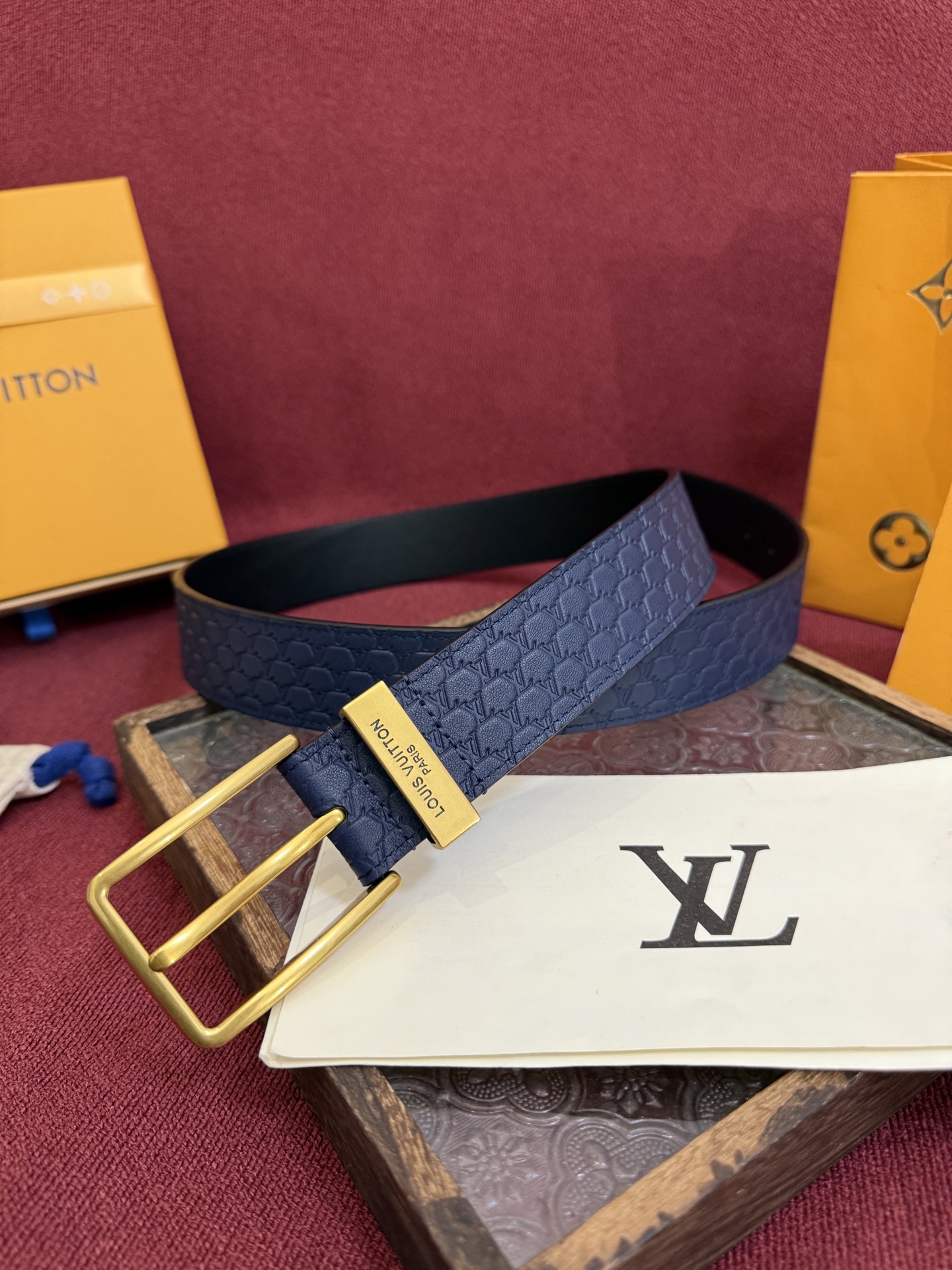 3.5针扣新款 LV 腰带出自 2025新款压字母Monogram 花卉，展现西部牛仔的灵感启发。双重缝
