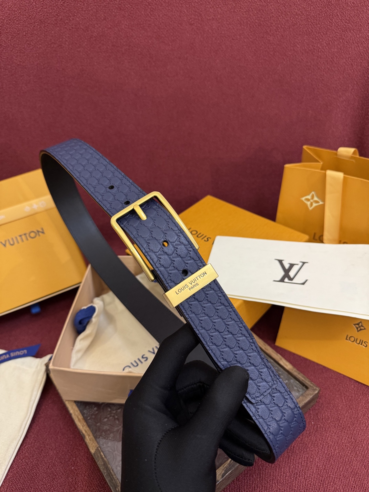 3.5针扣新款 LV 腰带出自 2025新款压字母Monogram 花卉，展现西部牛仔的灵感启发。双重缝