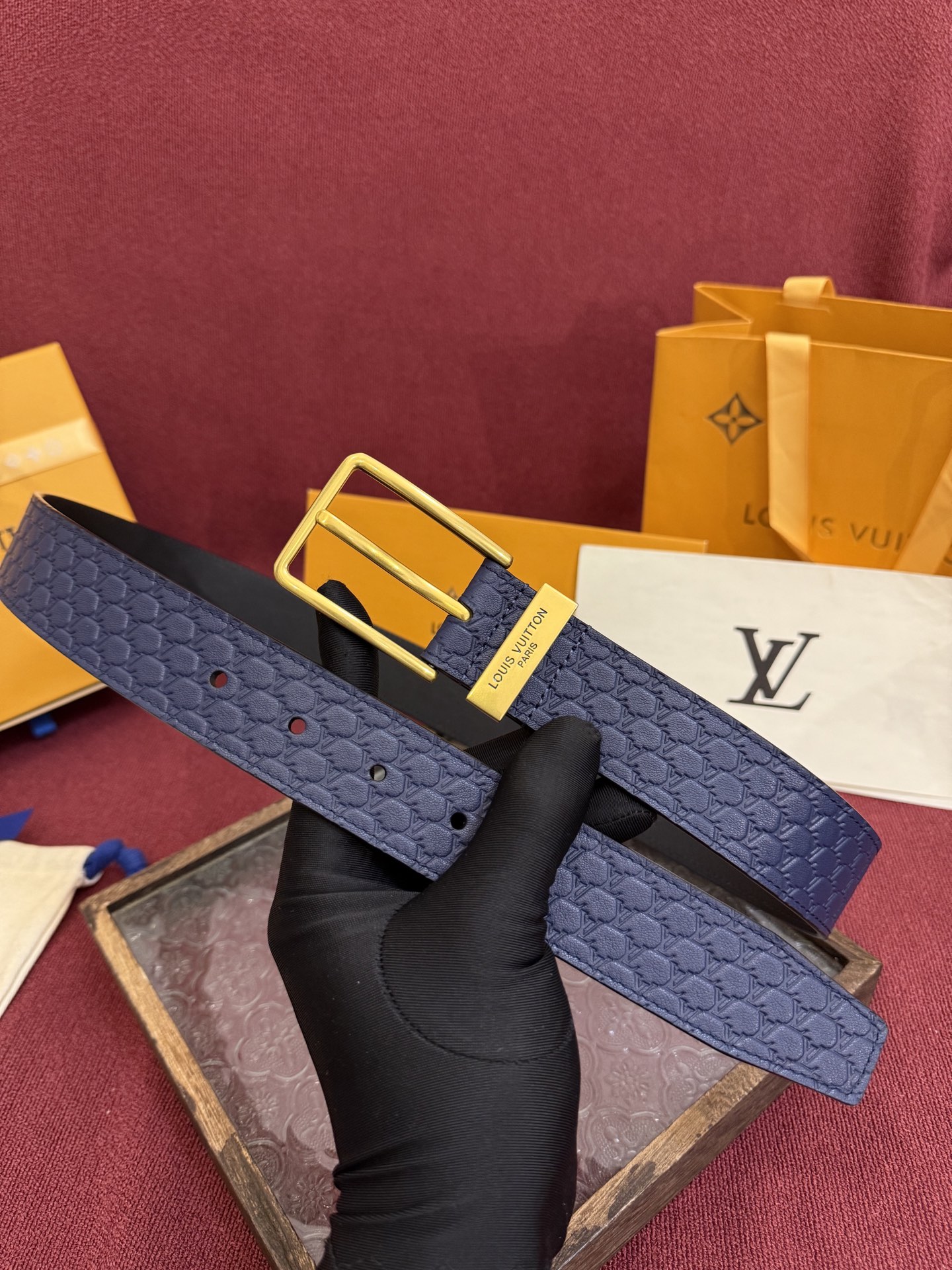 3.5针扣新款 LV 腰带出自 2025新款压字母Monogram 花卉，展现西部牛仔的灵感启发。双重缝