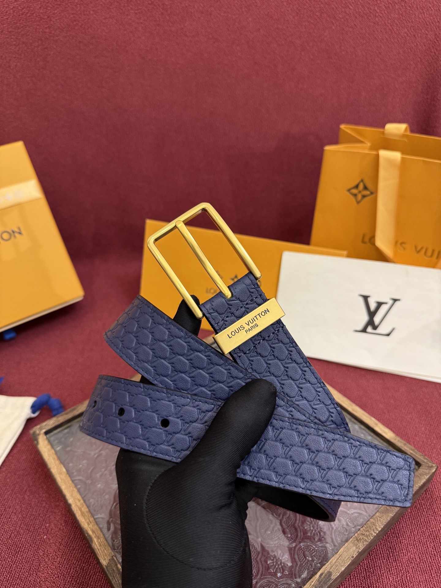 3.5针扣新款 LV 腰带出自 2025新款压字母Monogram 花卉，展现西部牛仔的灵感启发。双重缝