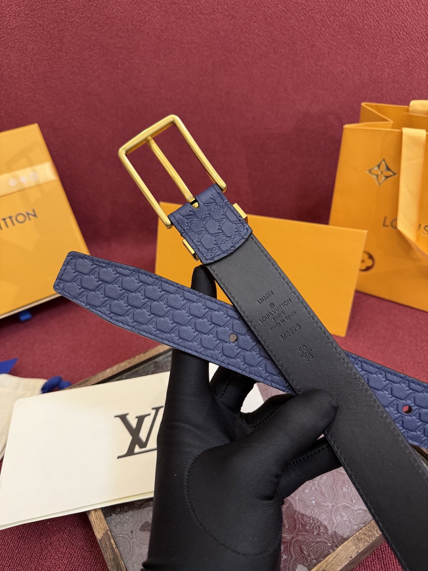 3.5针扣新款 LV 腰带出自 2025新款压字母Monogram 花卉，展现西部牛仔的灵感启发。双重缝