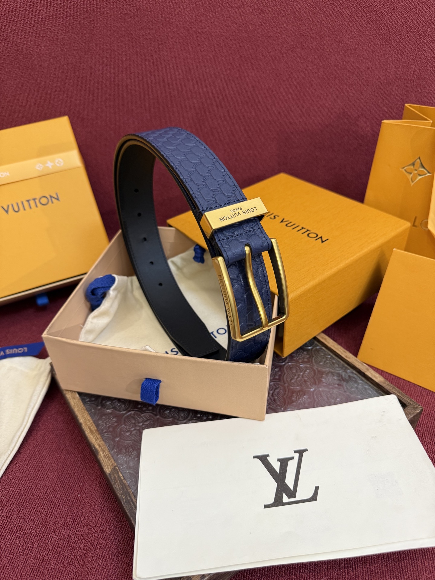 3.5针扣新款 LV 腰带出自 2025新款压字母Monogram 花卉，展现西部牛仔的灵感启发。双重缝