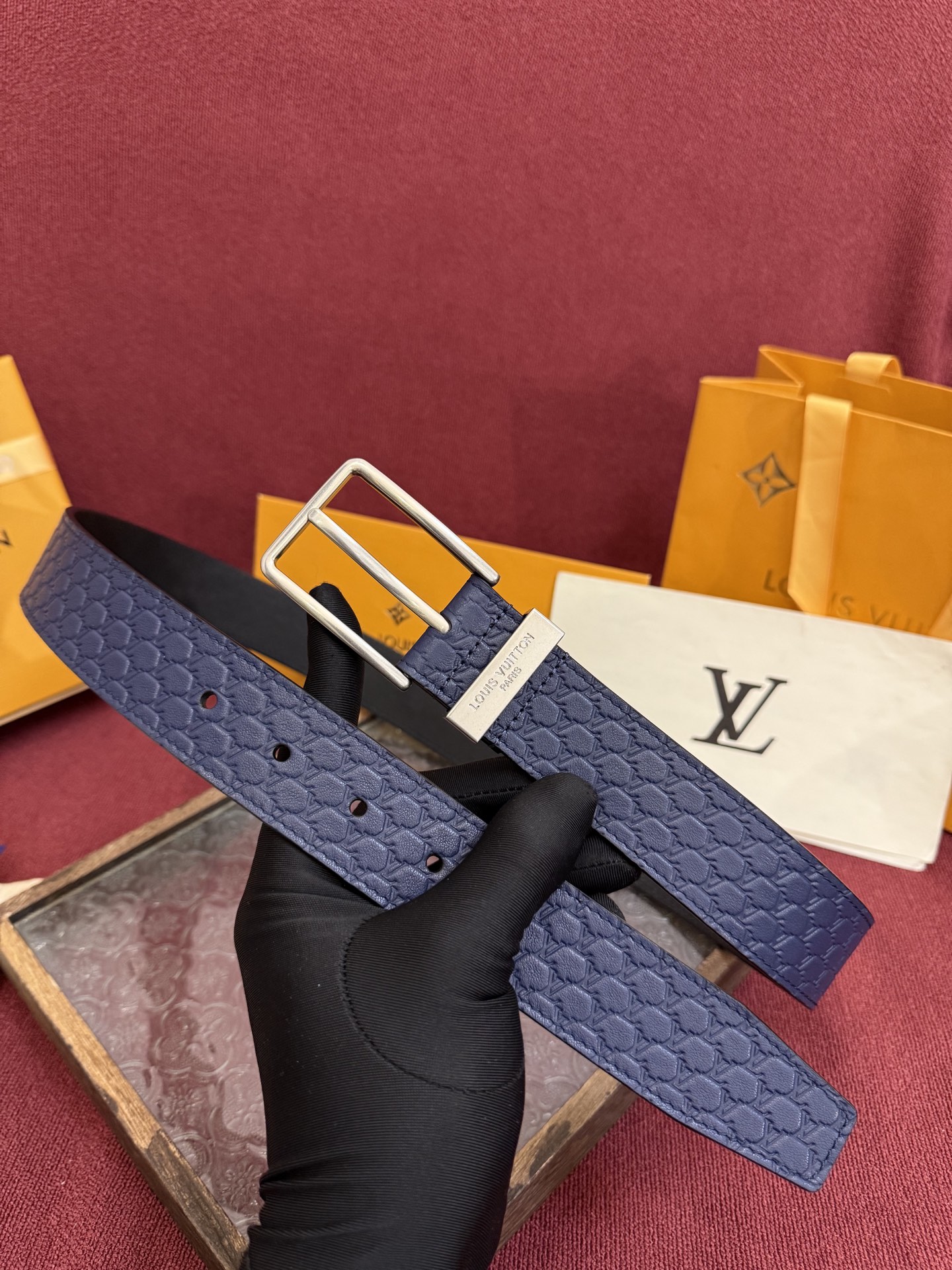 3.5针扣新款 LV 腰带出自 2025新款压字母Monogram 花卉，展现西部牛仔的灵感启发。双重缝